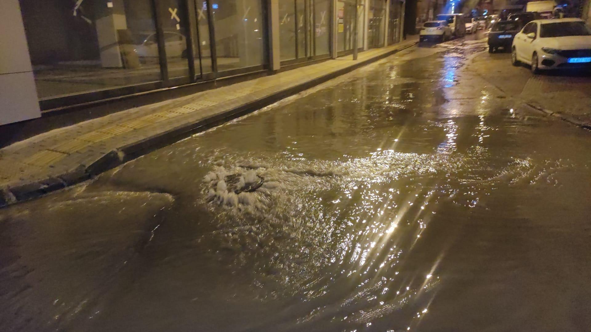 Bursada sağanak etkili oldu, cadde ve sokaklar su altında kaldı