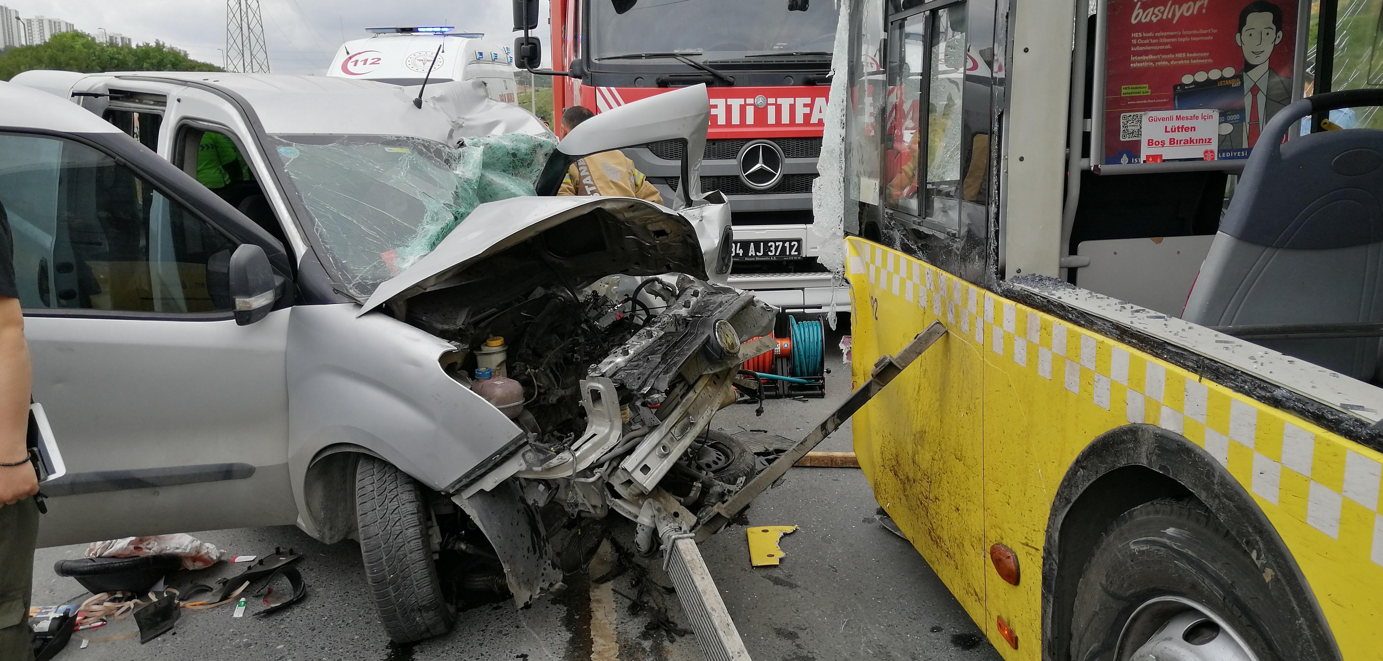 Başakşehirde İETT otobüsüyle çarpışan hafif ticari aracın sürücüsü öldü