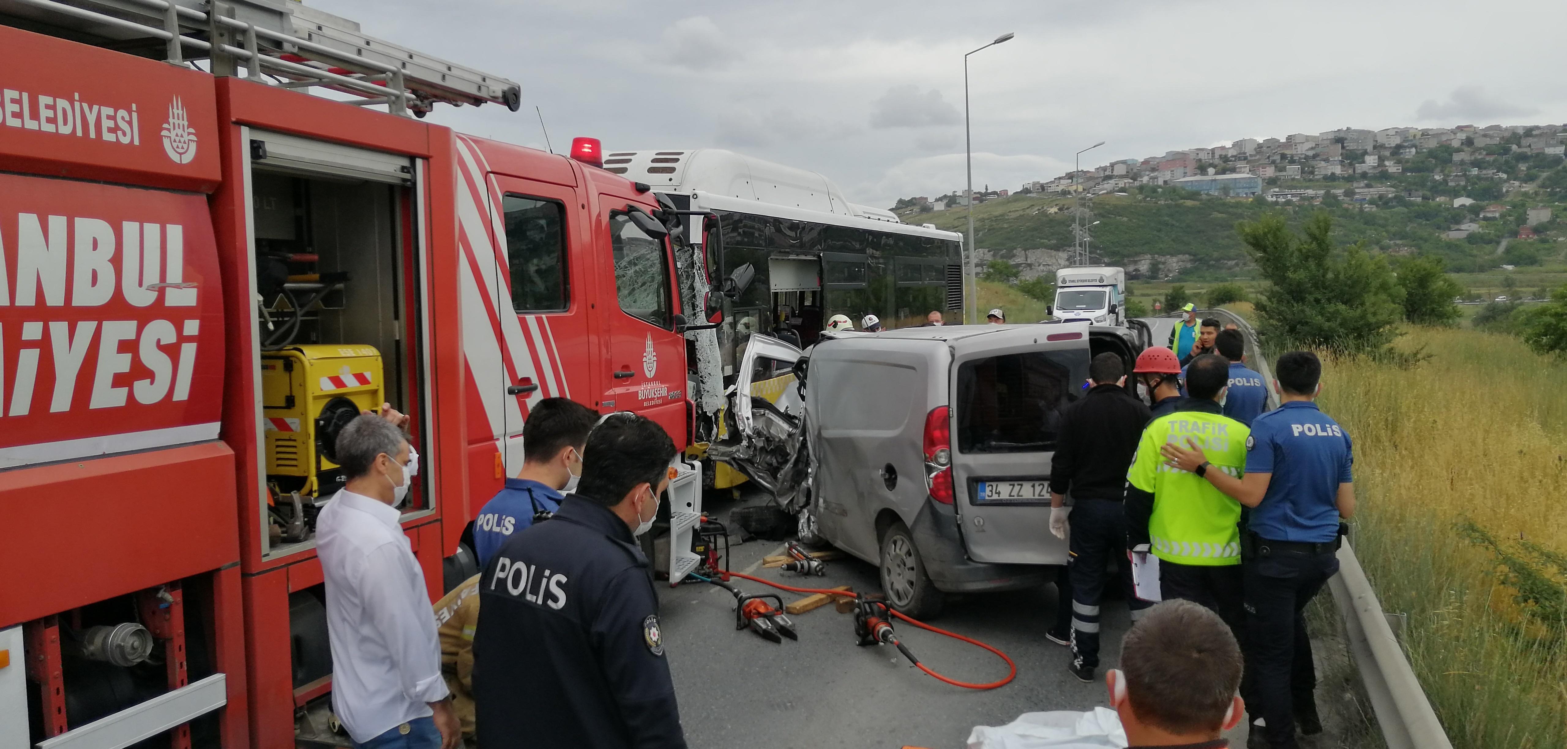 Başakşehirde İETT otobüsüyle çarpışan hafif ticari aracın sürücüsü öldü