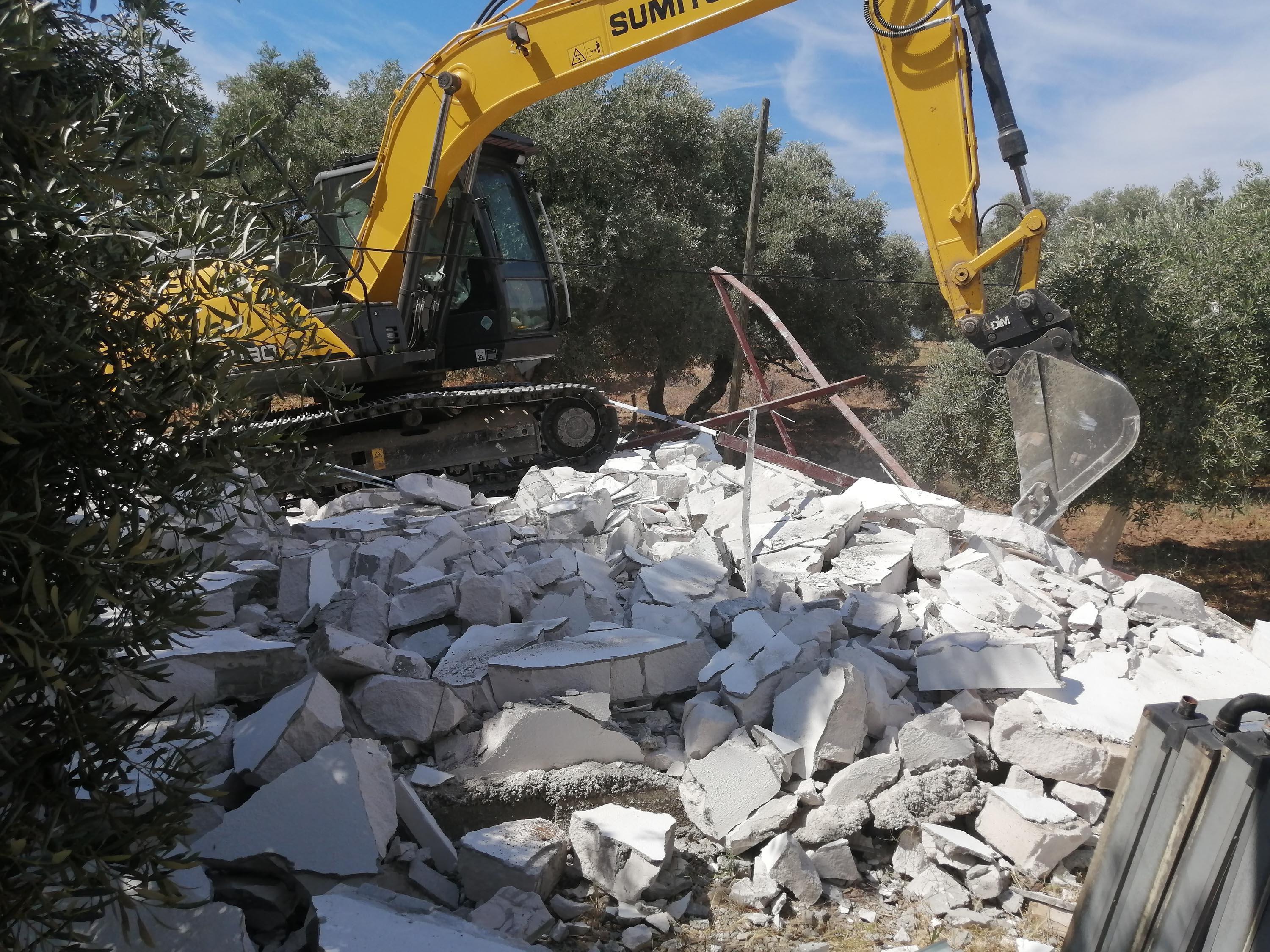 Akbük Koyundaki kaçak yapılar yıkıldı
