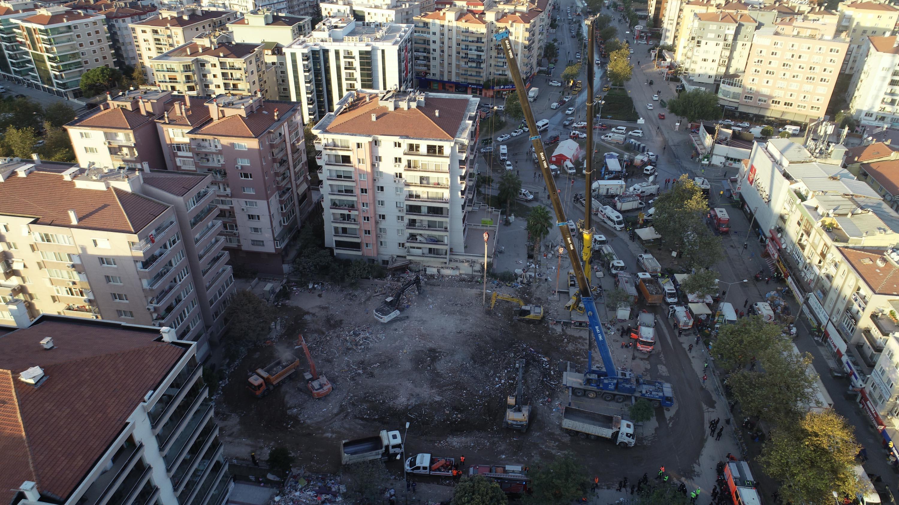 Depremde yıkılan Rıza Bey Apartmanı iddianamesinde 9 sanık için 20şer yıl hapis istemi