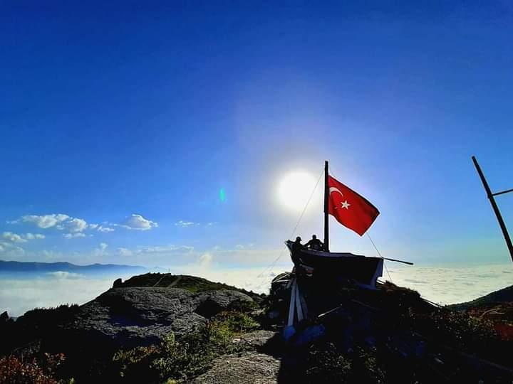 2 bin 360 metredeki yaylada, kayıkta Titanic pozu