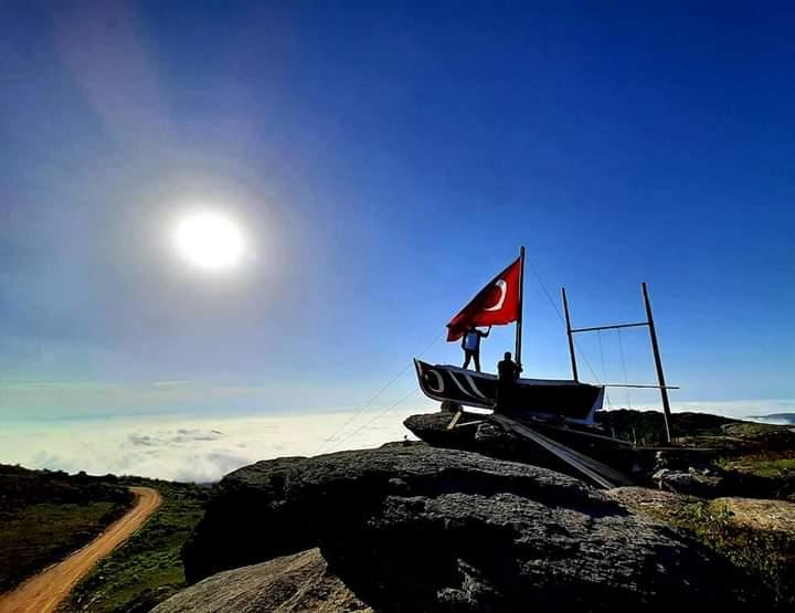 2 bin 360 metredeki yaylada, kayıkta Titanic pozu