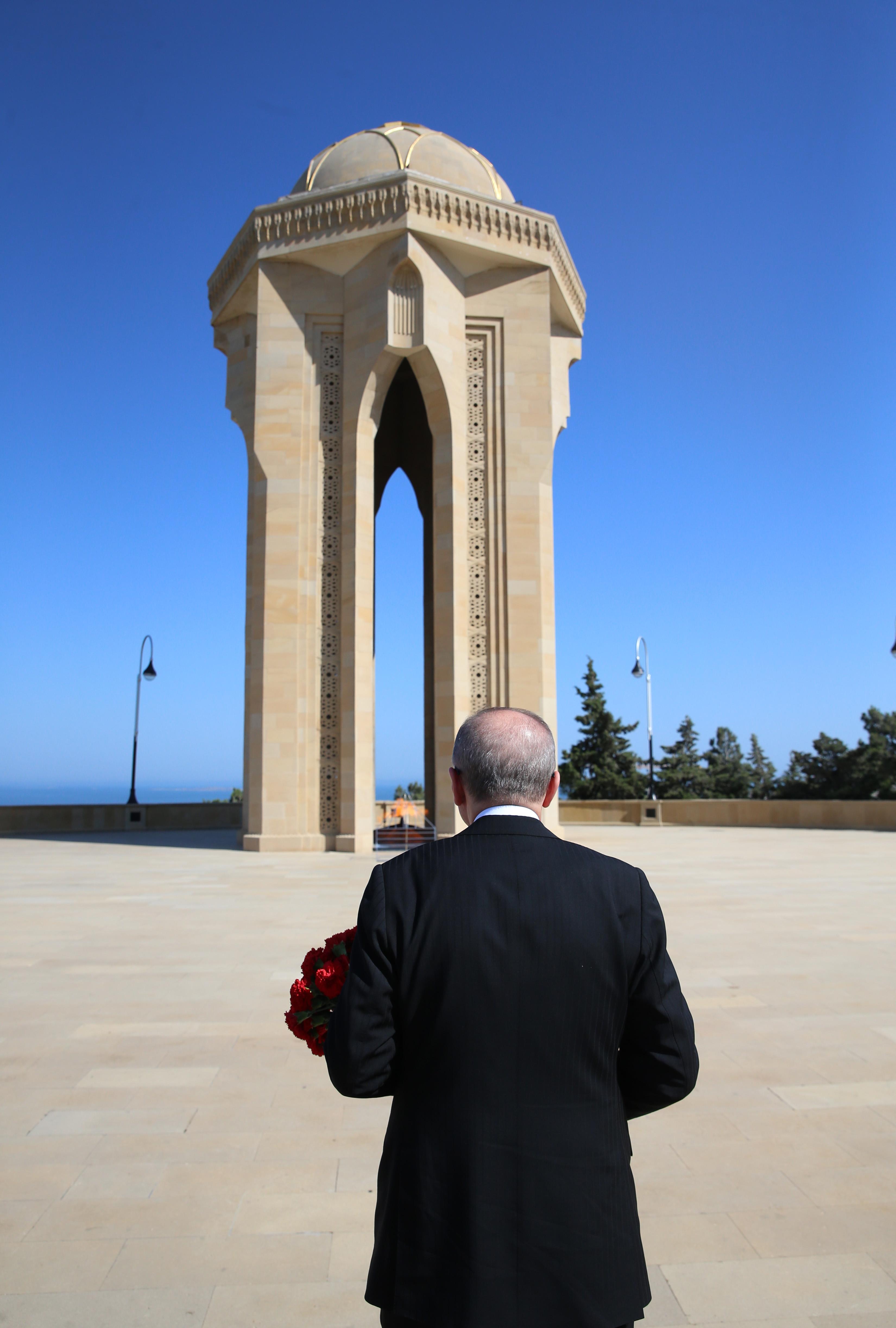 Cumhurbaşkanı Erdoğan, Bakü’de Türk Şehitliği’ni ziyaret etti