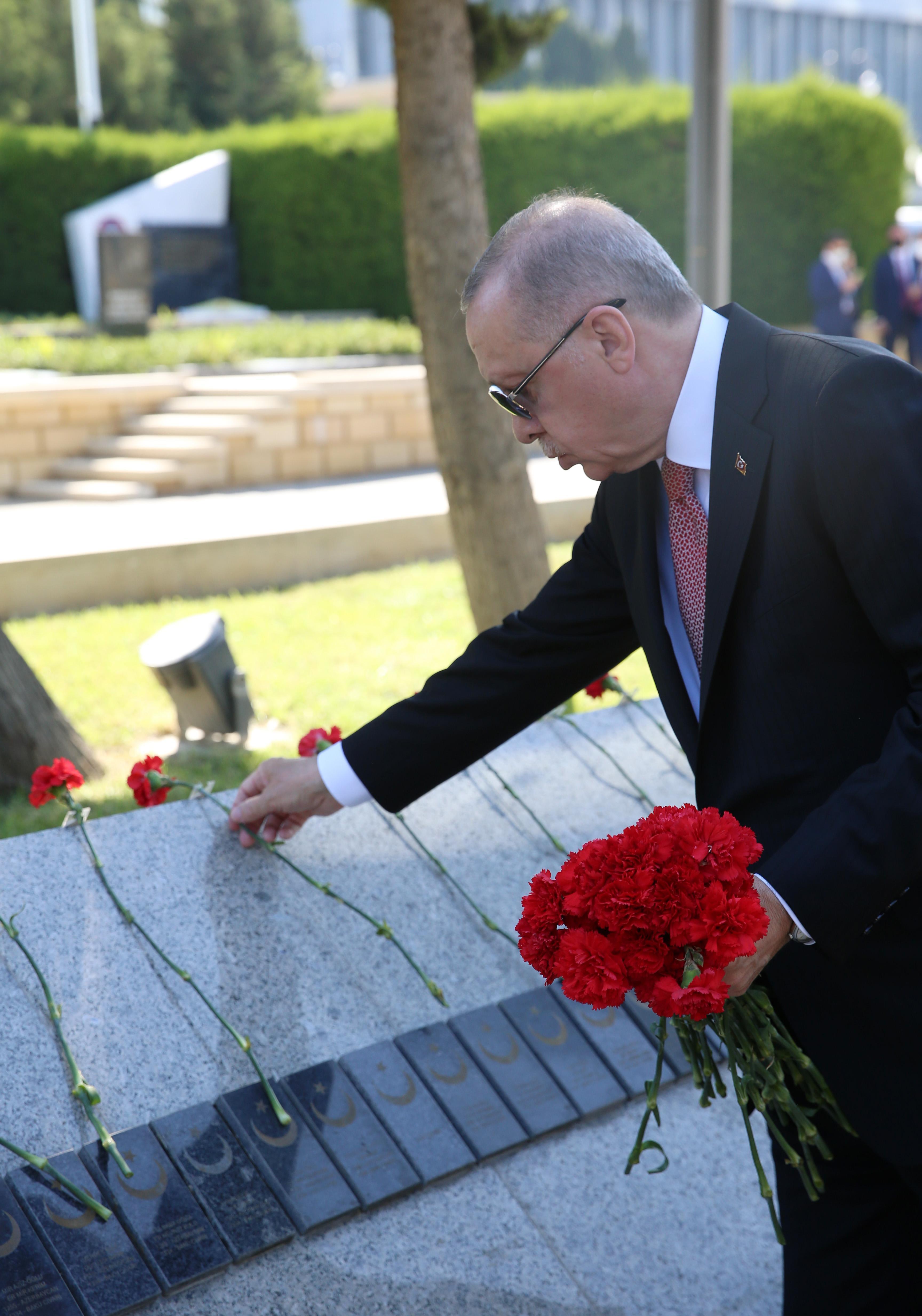 Cumhurbaşkanı Erdoğan, Bakü’de Türk Şehitliği’ni ziyaret etti