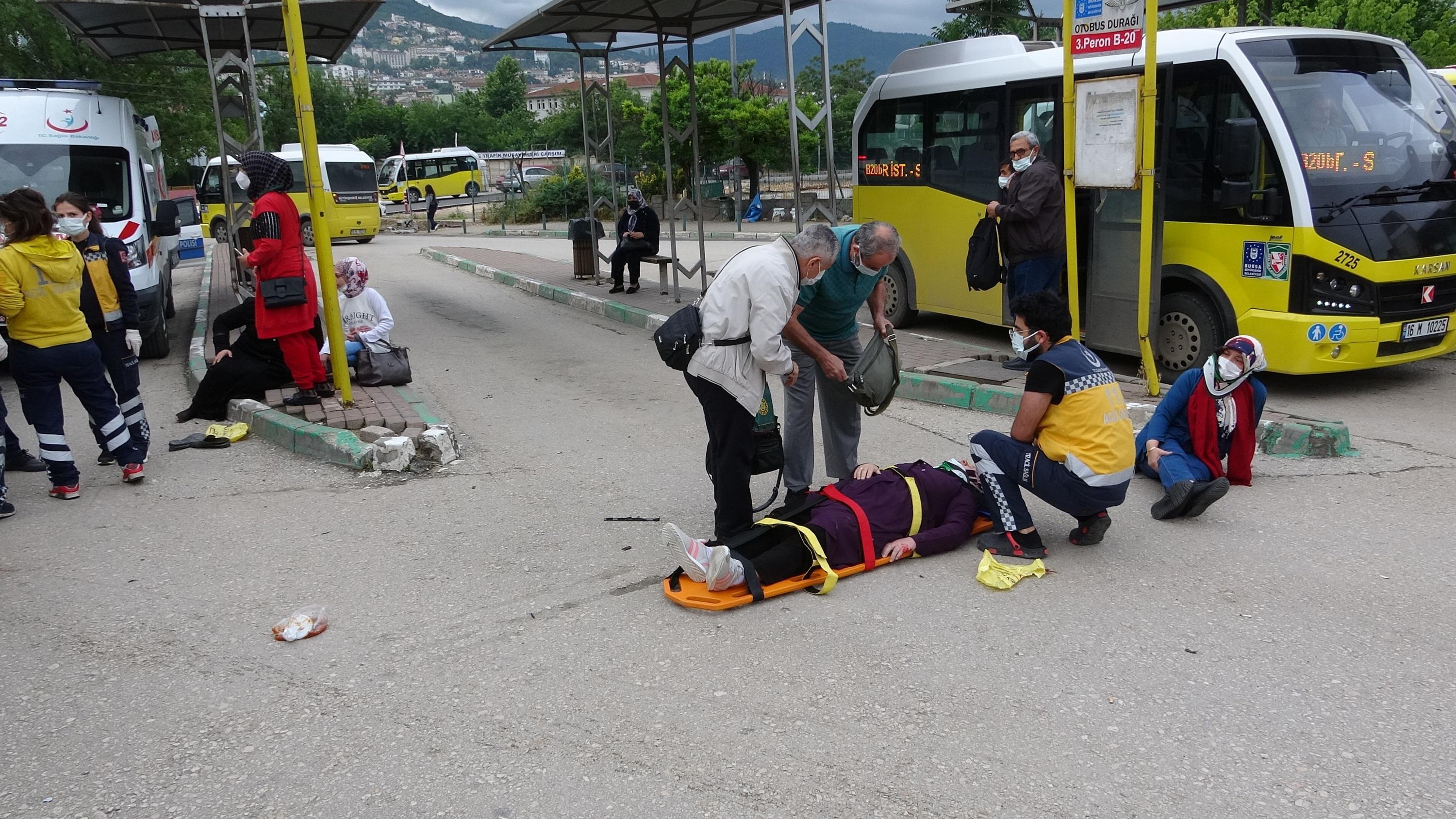 Bursada otomobil, otobüs durağına daldı: 5 yaralı