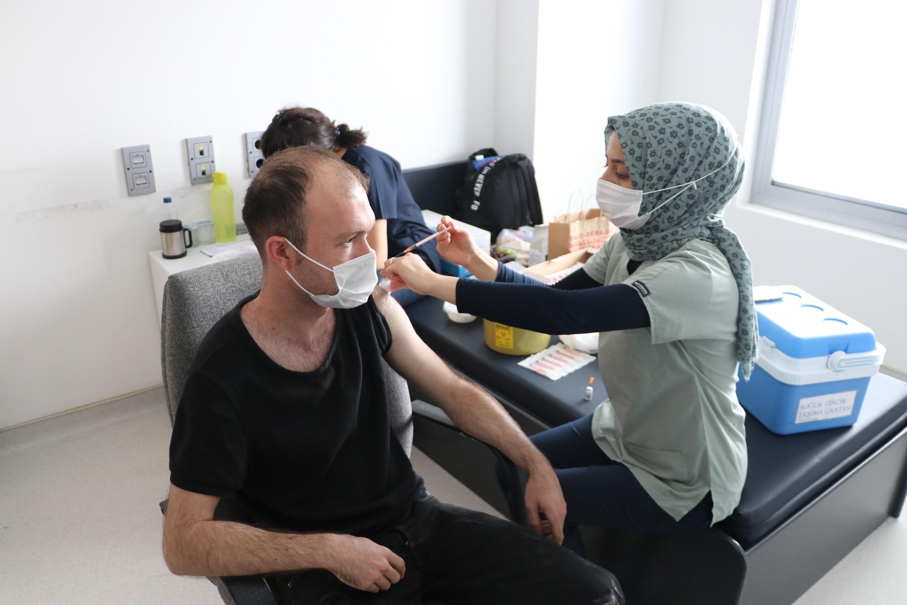 Ankarada 35 yaş üstü kişiler aşılanıyor