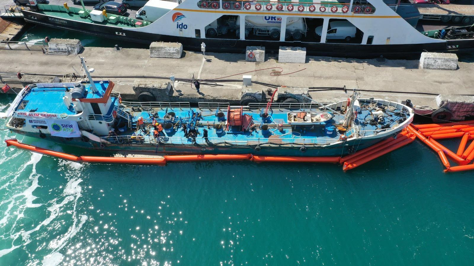 Mucilage cleaning continues in the Sea of Marmara