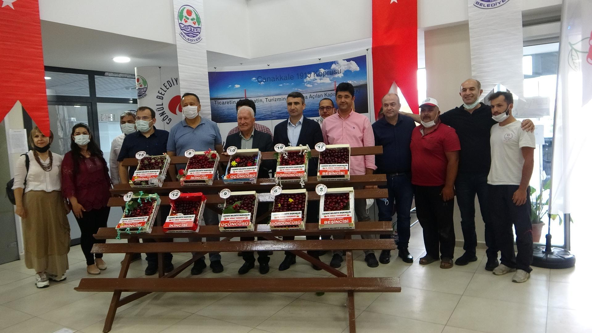 Lapsekinin bardağa sığmayan şampiyon kirazı