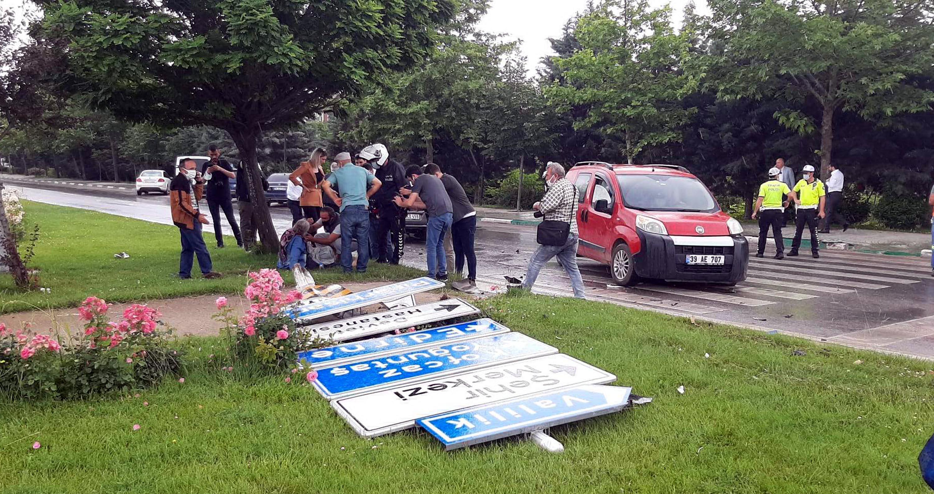 Davutoğlunun konvoyunda kaza; genel başkan yardımcısı ve 1 çocuk yaralı