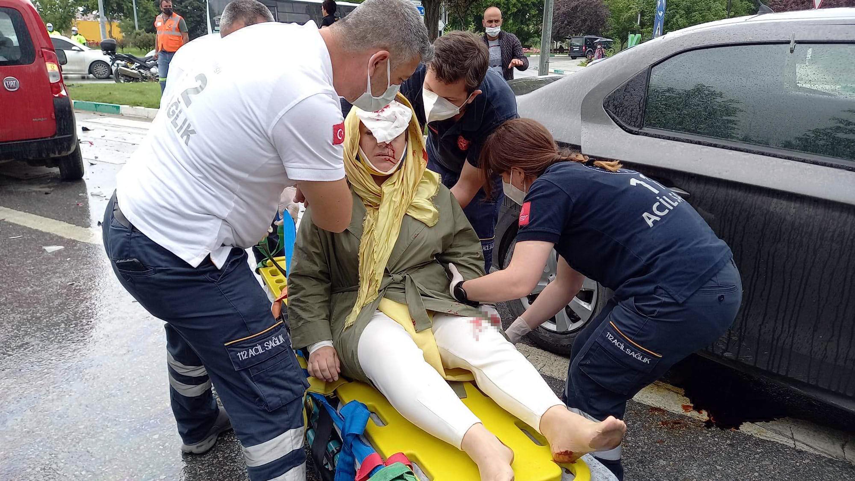 Davutoğlunun konvoyunda kaza; genel başkan yardımcısı ve 1 çocuk yaralı