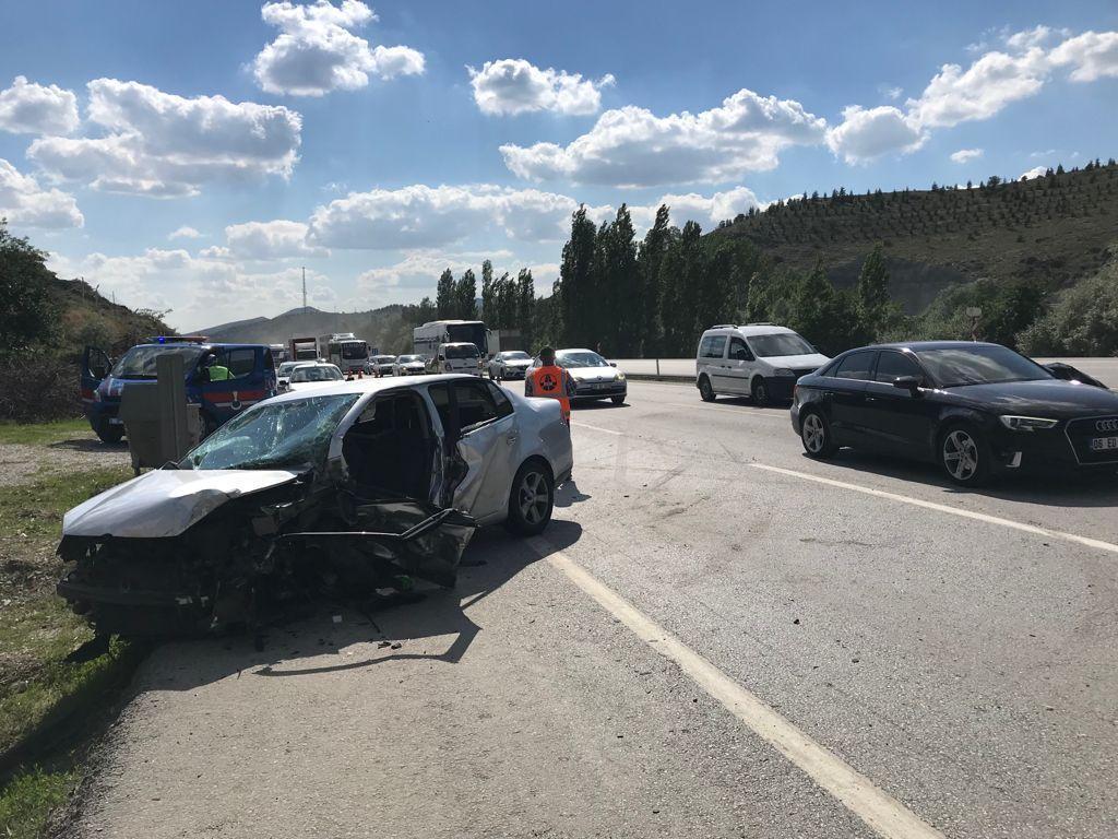 Aşırı hızla karşı şeride geçen otomobil, 2 araçla çarpıştı: 6 yaralı