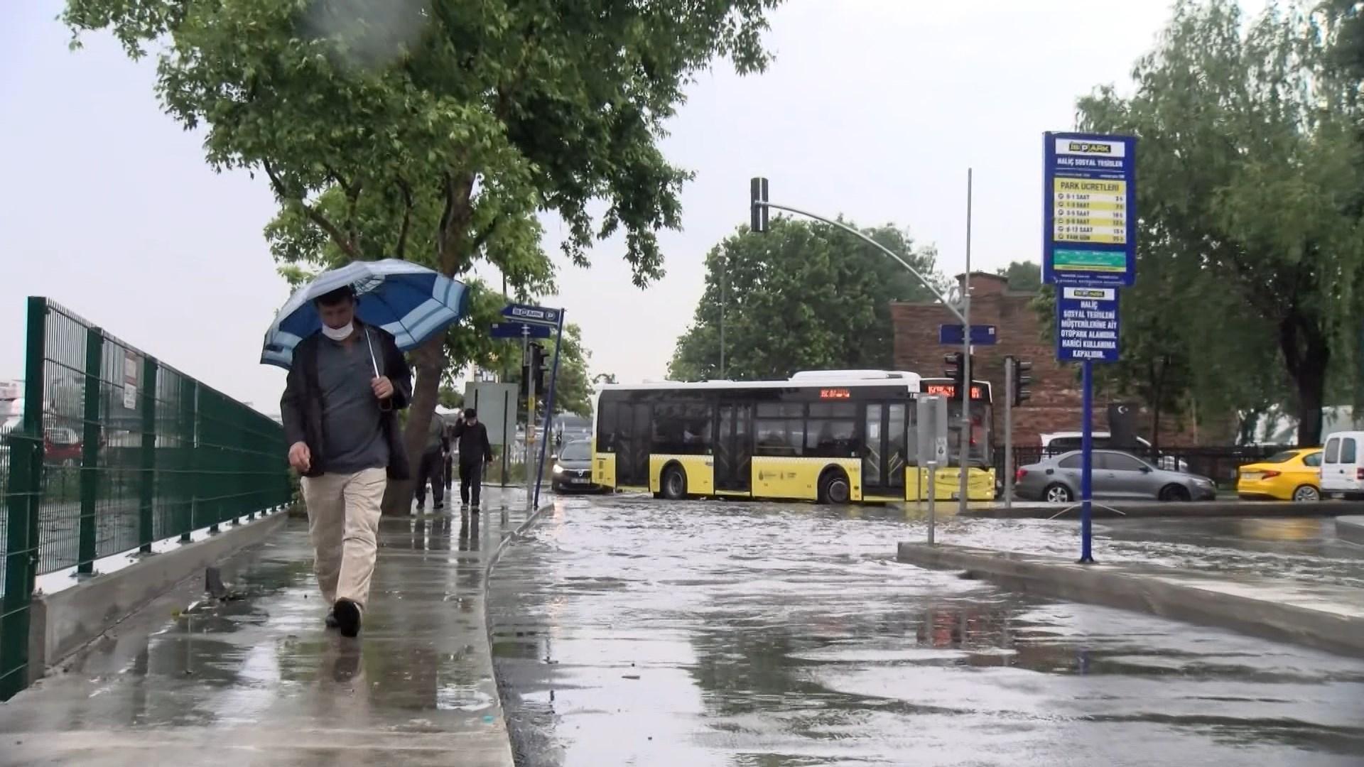 Balatta yaşanan su taşkınları tramvay seferlerini durdurdu