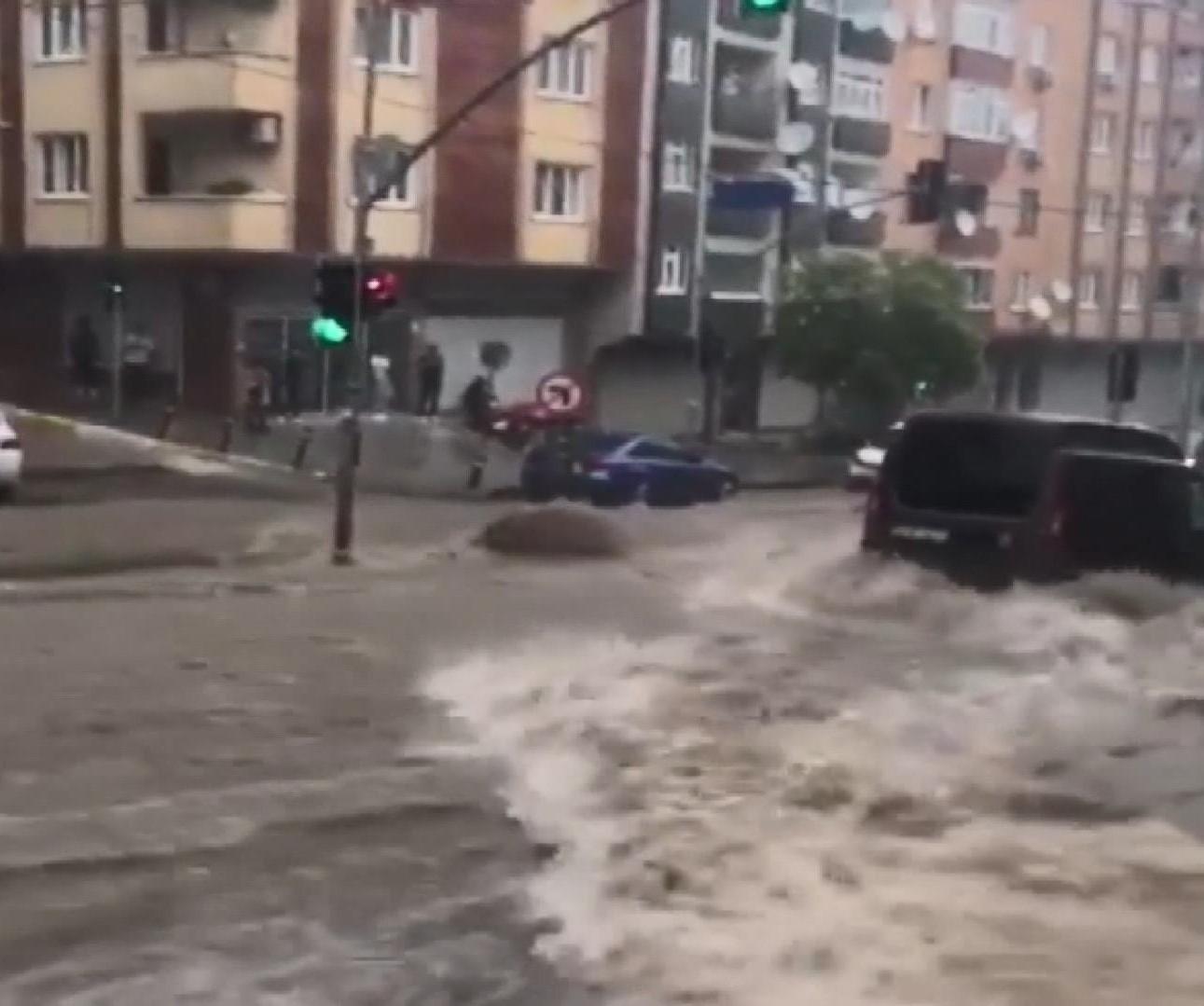 İstanbulda 17 noktada su baskını yaşandı: En fazla yağışı Şişli ve Hadımköy Mahallesi aldı