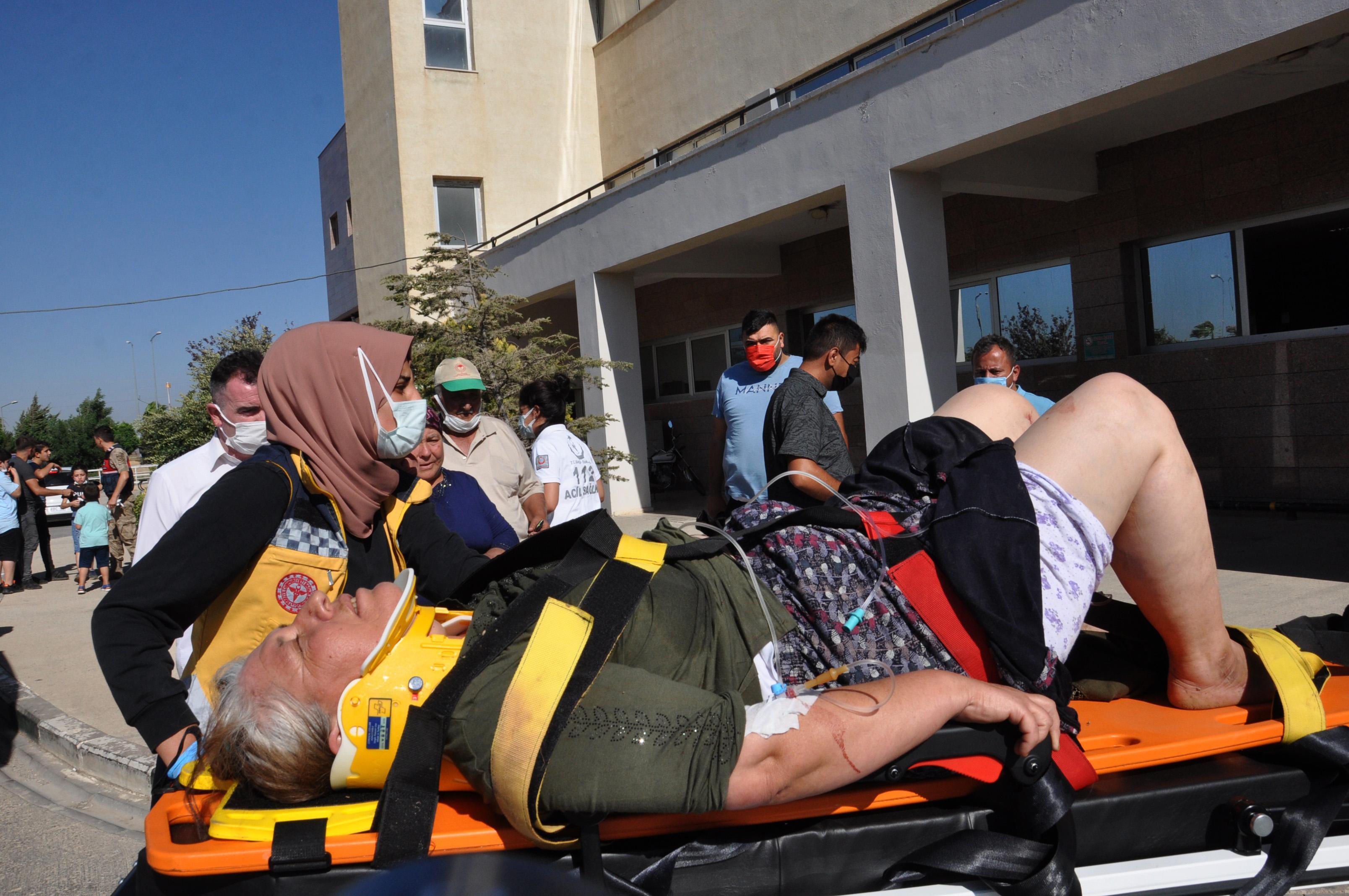 Gaziantep’te, kına gecesine gidenlerin bulunduğu araç devrildi: 10 yaralı