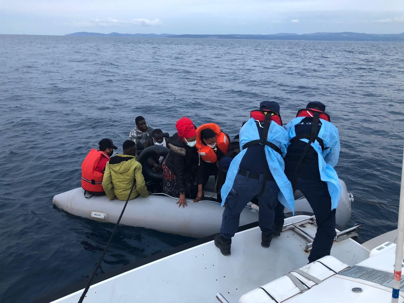 İzmirde 55 kaçak göçmen kurtarıldı