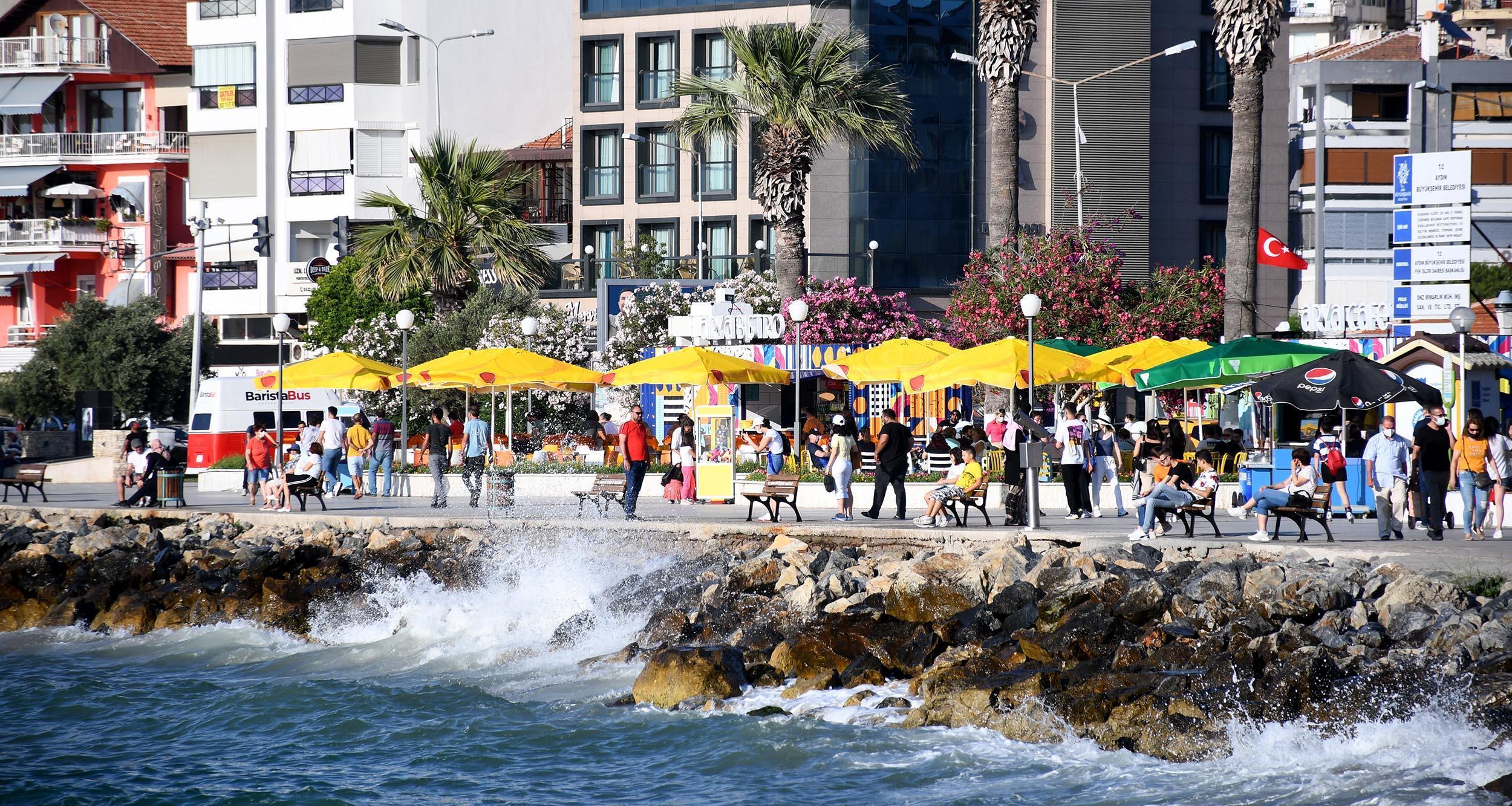 Kuşadası’na tatilci akını: Bir günde 10 binden fazla araç ilçeye giriş yaptı