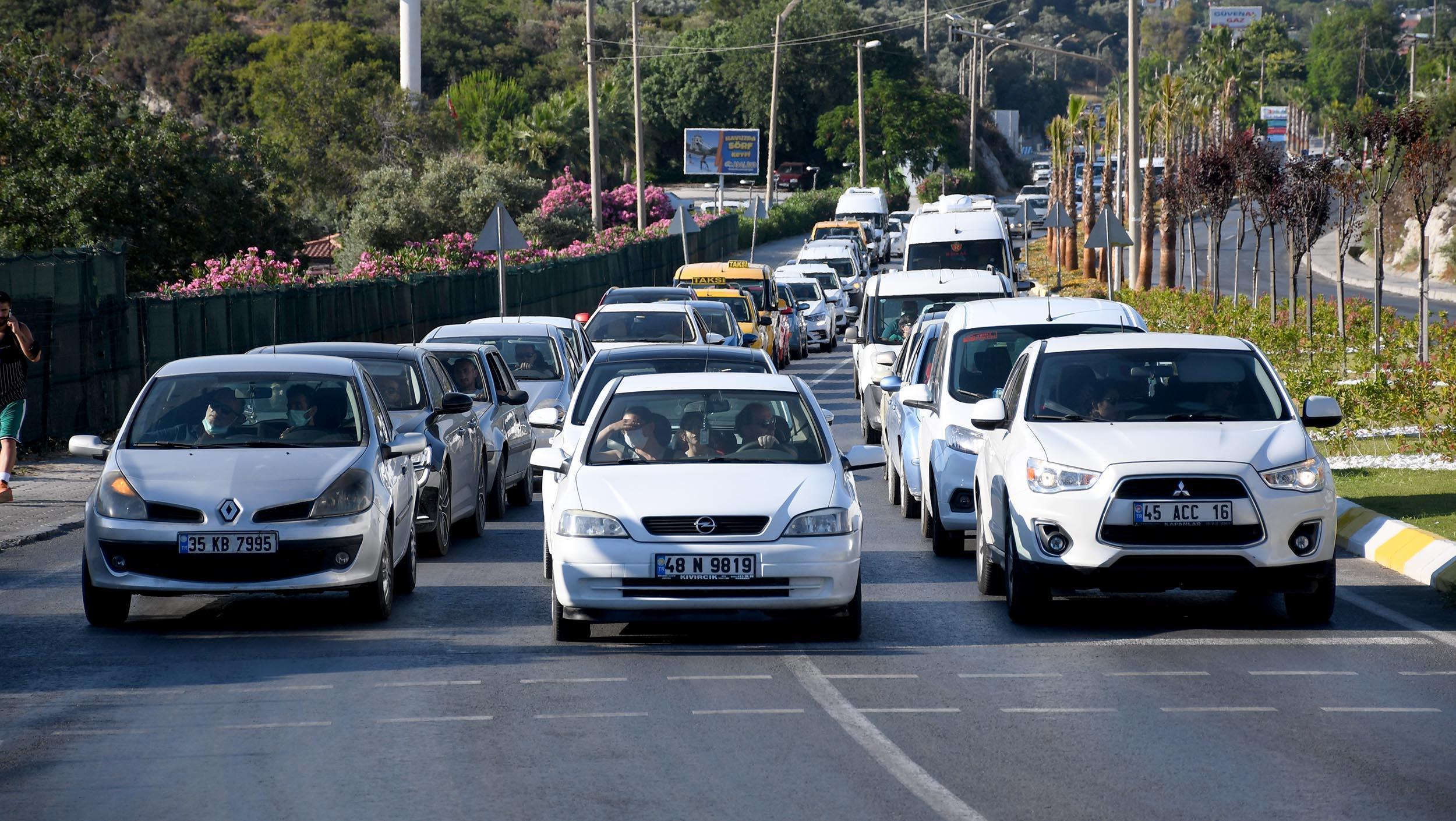 Kuşadası’na tatilci akını: Bir günde 10 binden fazla araç ilçeye giriş yaptı