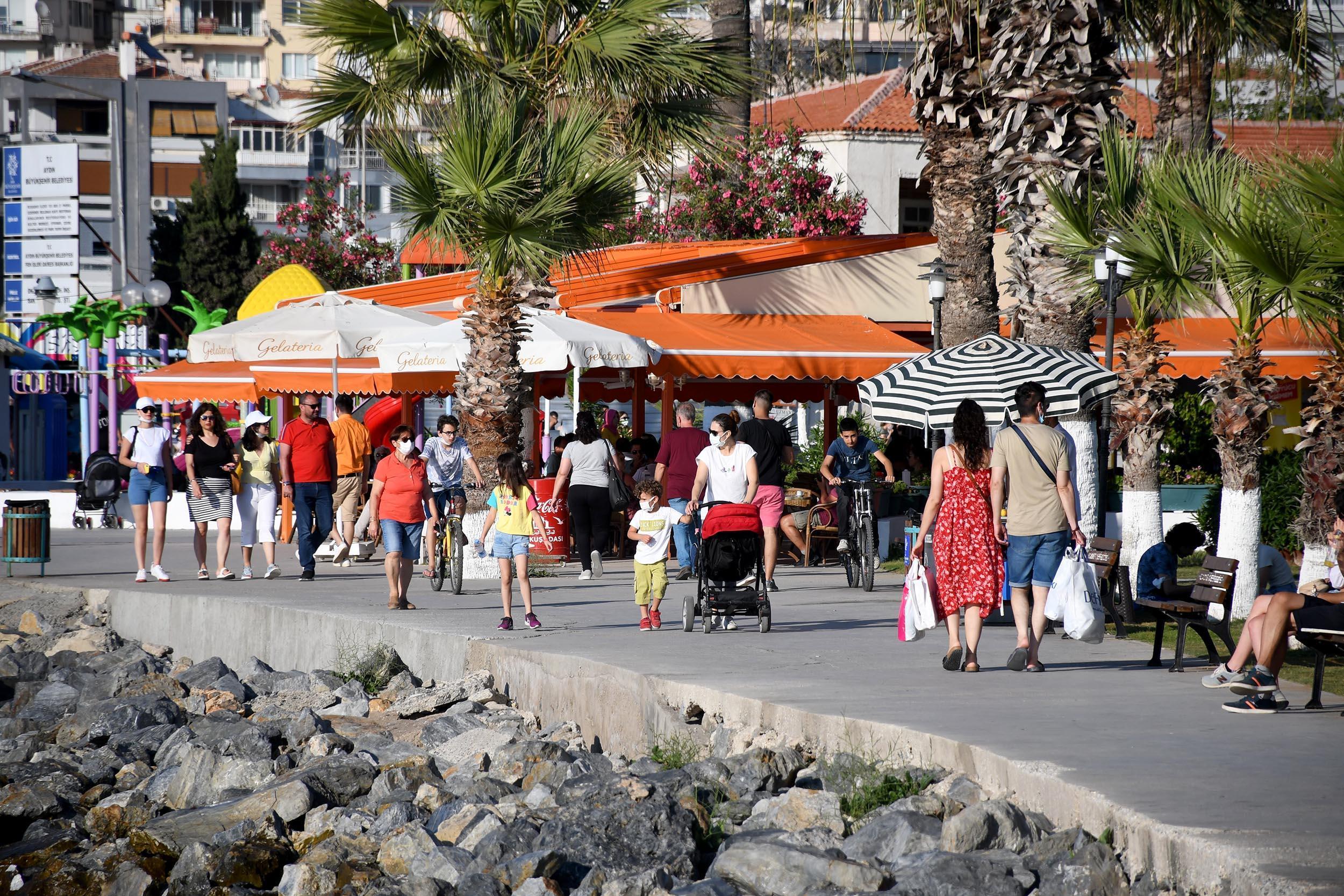 Kuşadası’na tatilci akını: Bir günde 10 binden fazla araç ilçeye giriş yaptı