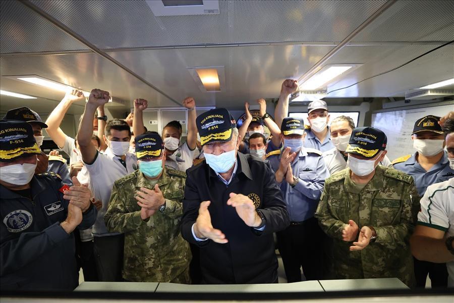 Atmaca hedefi tam isabetle vurdu, Bakan Akar büyük sevinç yaşadı