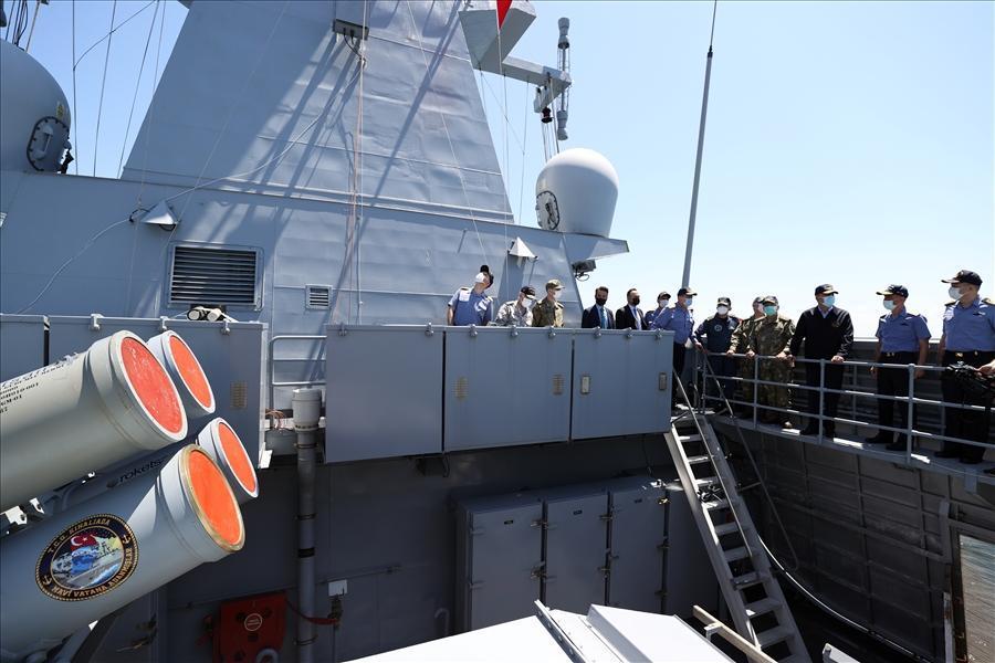 Atmaca hedefi tam isabetle vurdu, Bakan Akar büyük sevinç yaşadı