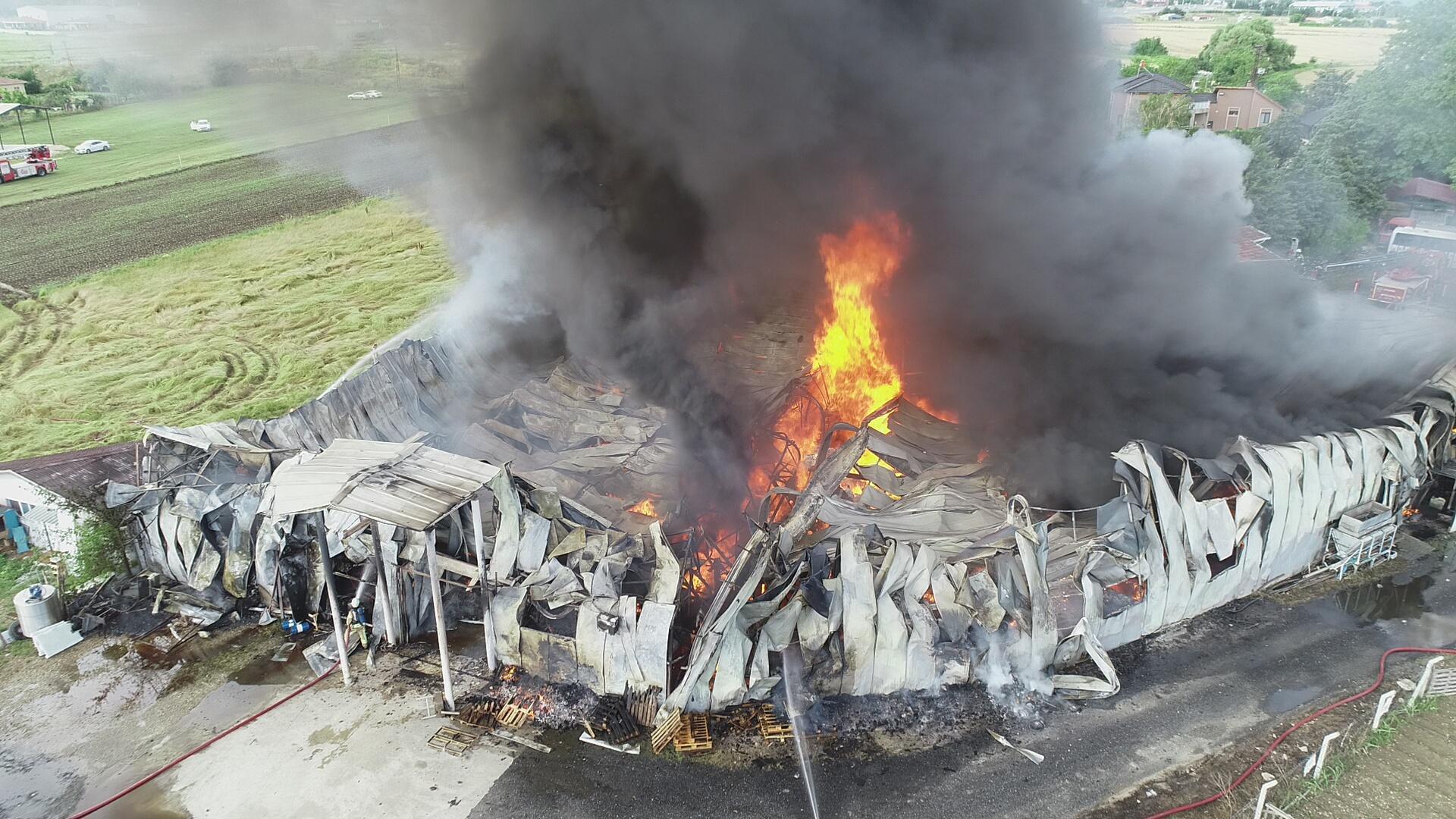 Çatalcada çikolata fabrikasında yangın