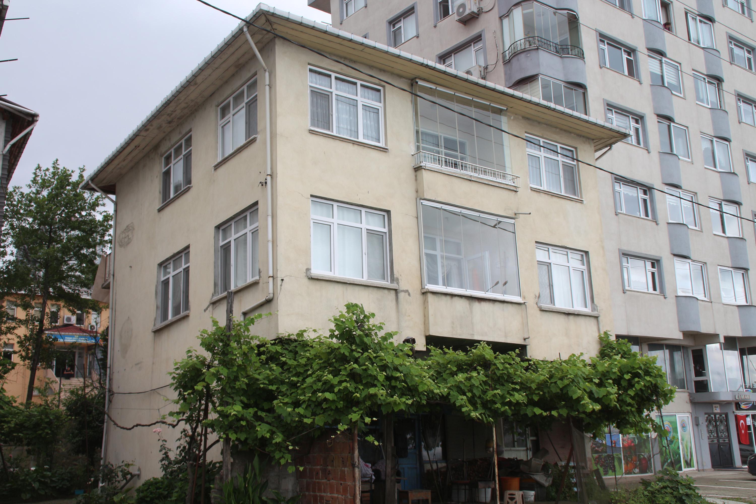 Rizede eğik 3 katlı bina için önlem talebi