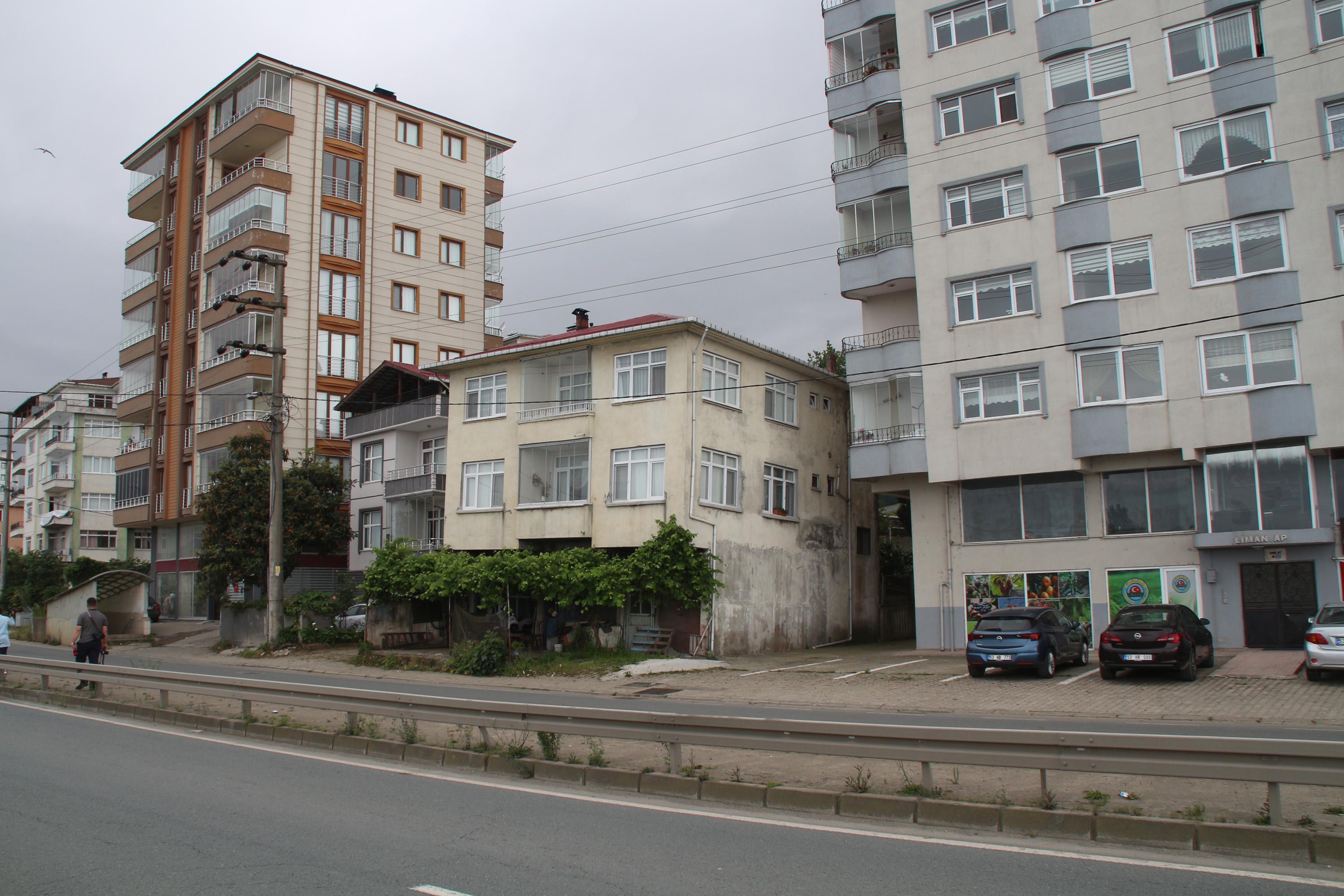 Rizede eğik 3 katlı bina için önlem talebi