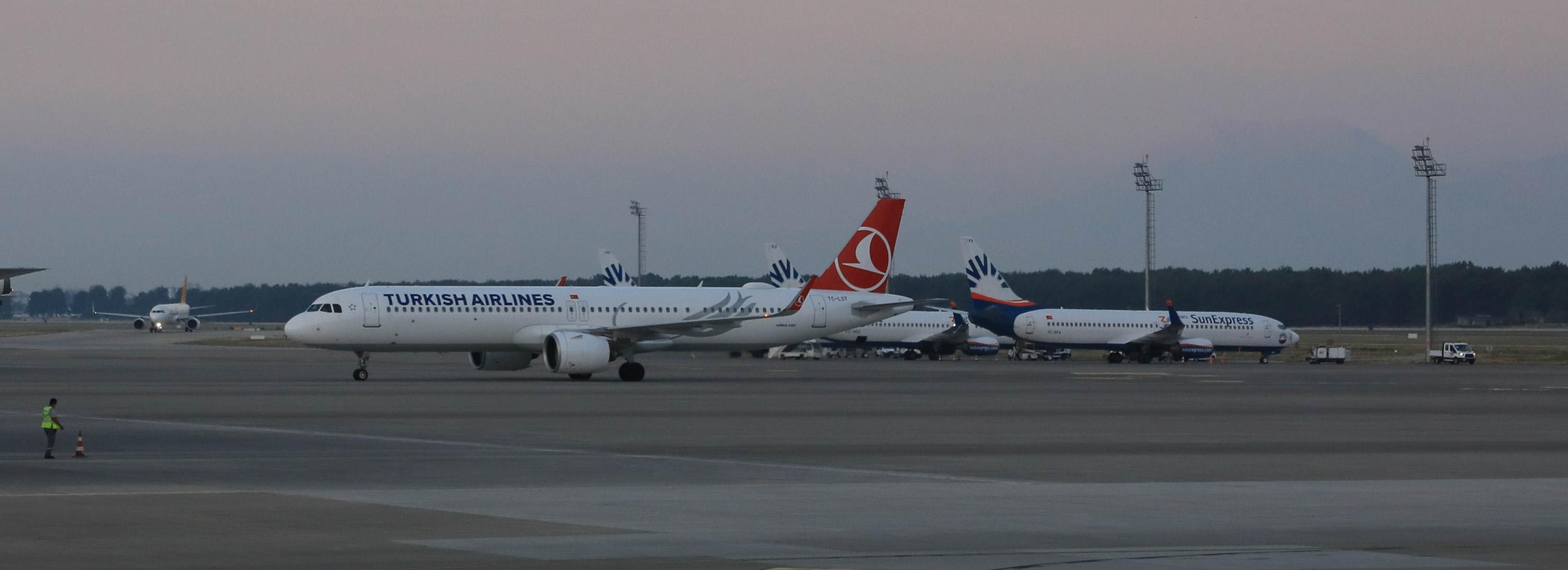 Rusya’dan turist taşıyan ilk uçak Antalyada
