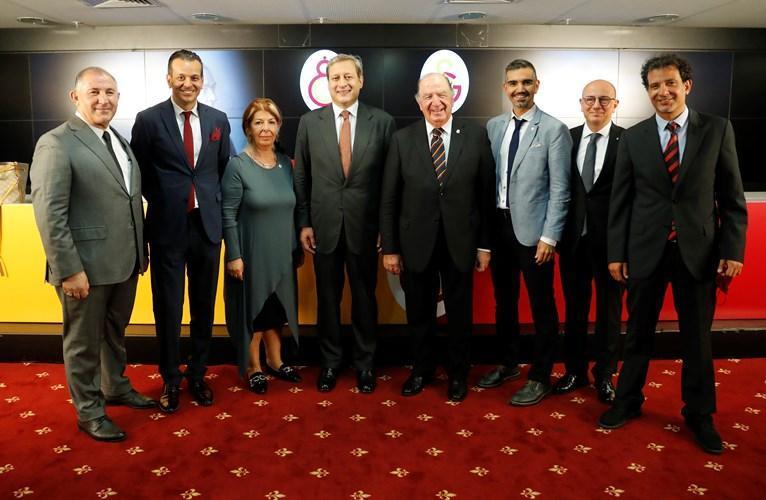 Galatasarayın 38inci başkanı Burak Elmas mazbatasını aldı