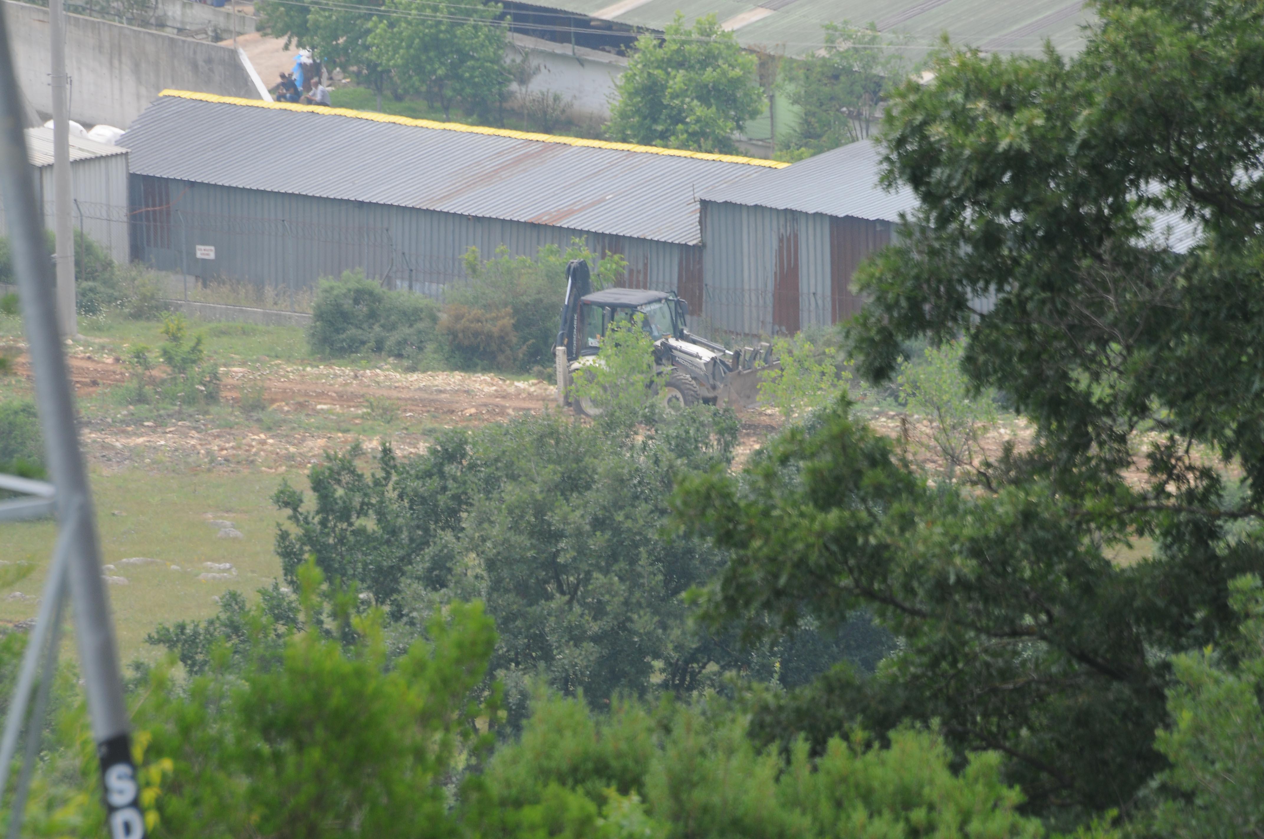 İYİ Partili Türkkan’ın çiftliğindeki kaçak yapılar yıkılıyor