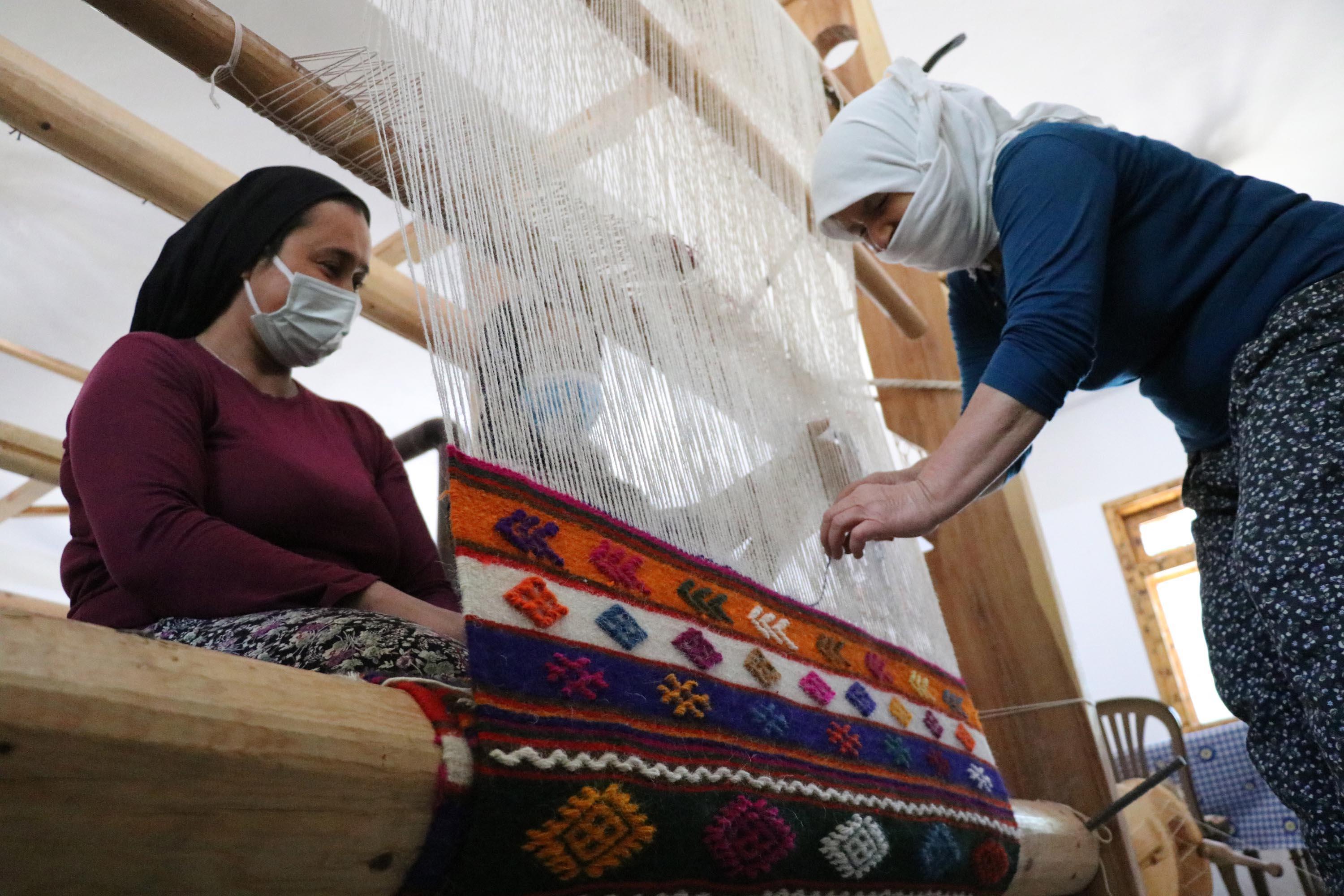 İlmek ilmek dokudukları kilimler gelir kapısı oldu