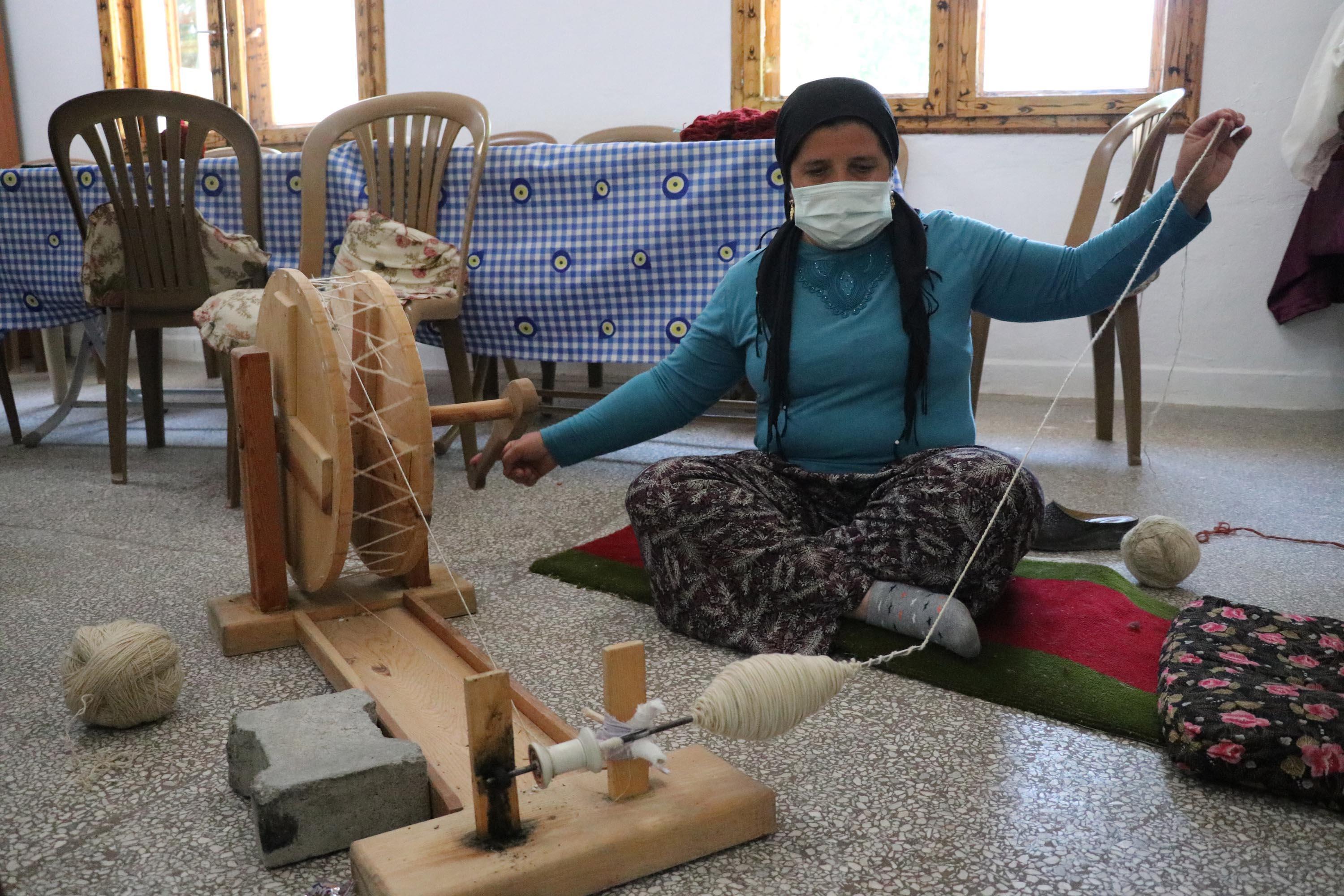 İlmek ilmek dokudukları kilimler gelir kapısı oldu