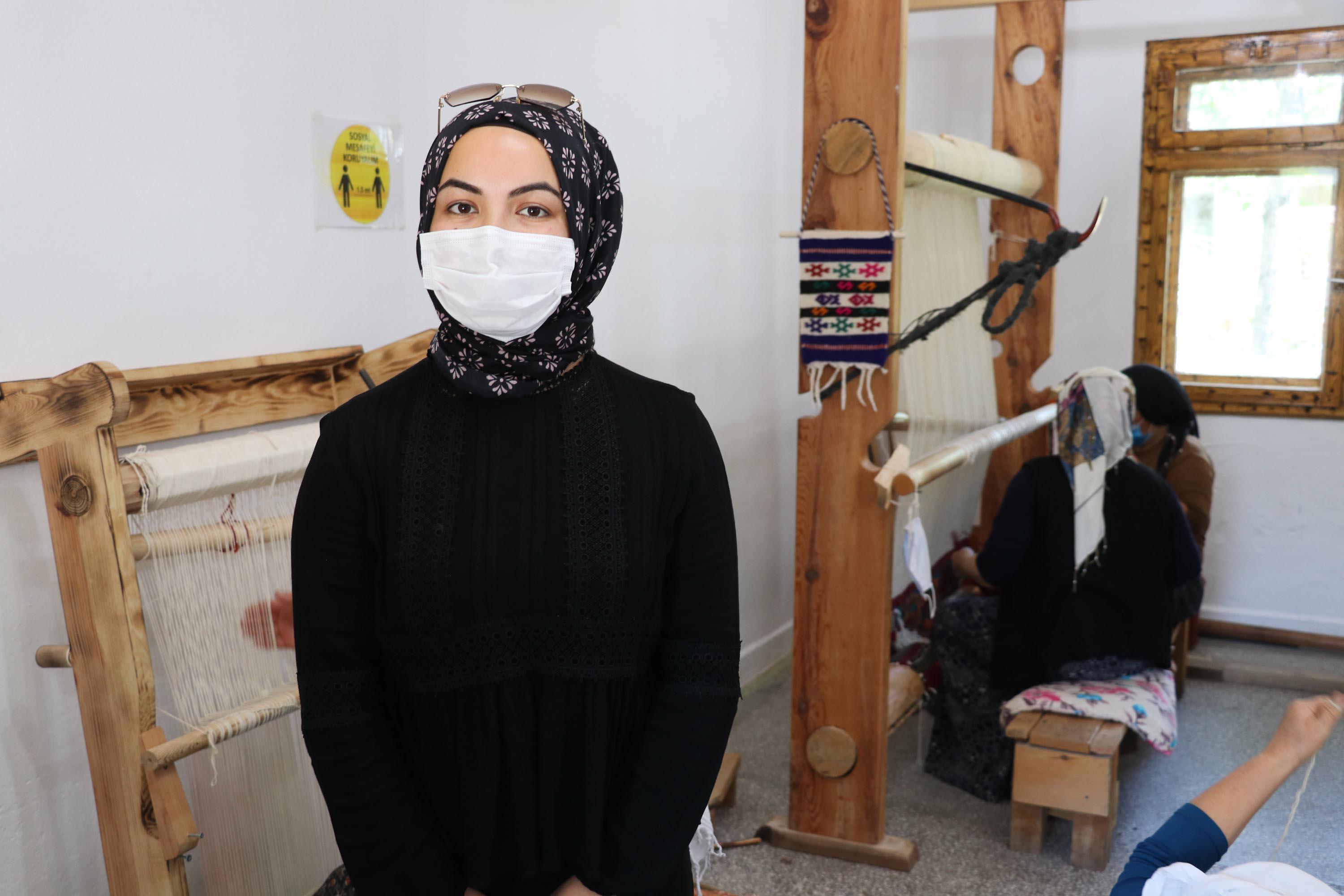 İlmek ilmek dokudukları kilimler gelir kapısı oldu