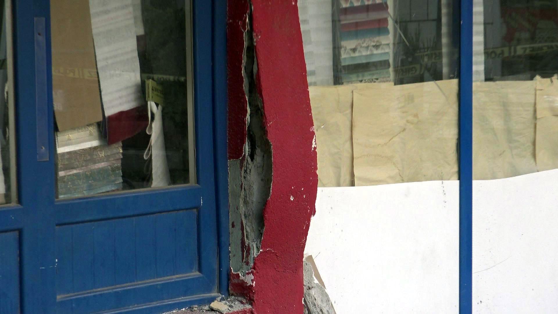 Avcılar’da ikizi kentsel dönüşüm kapsamında yıktırılan binanın kolonu çatladı