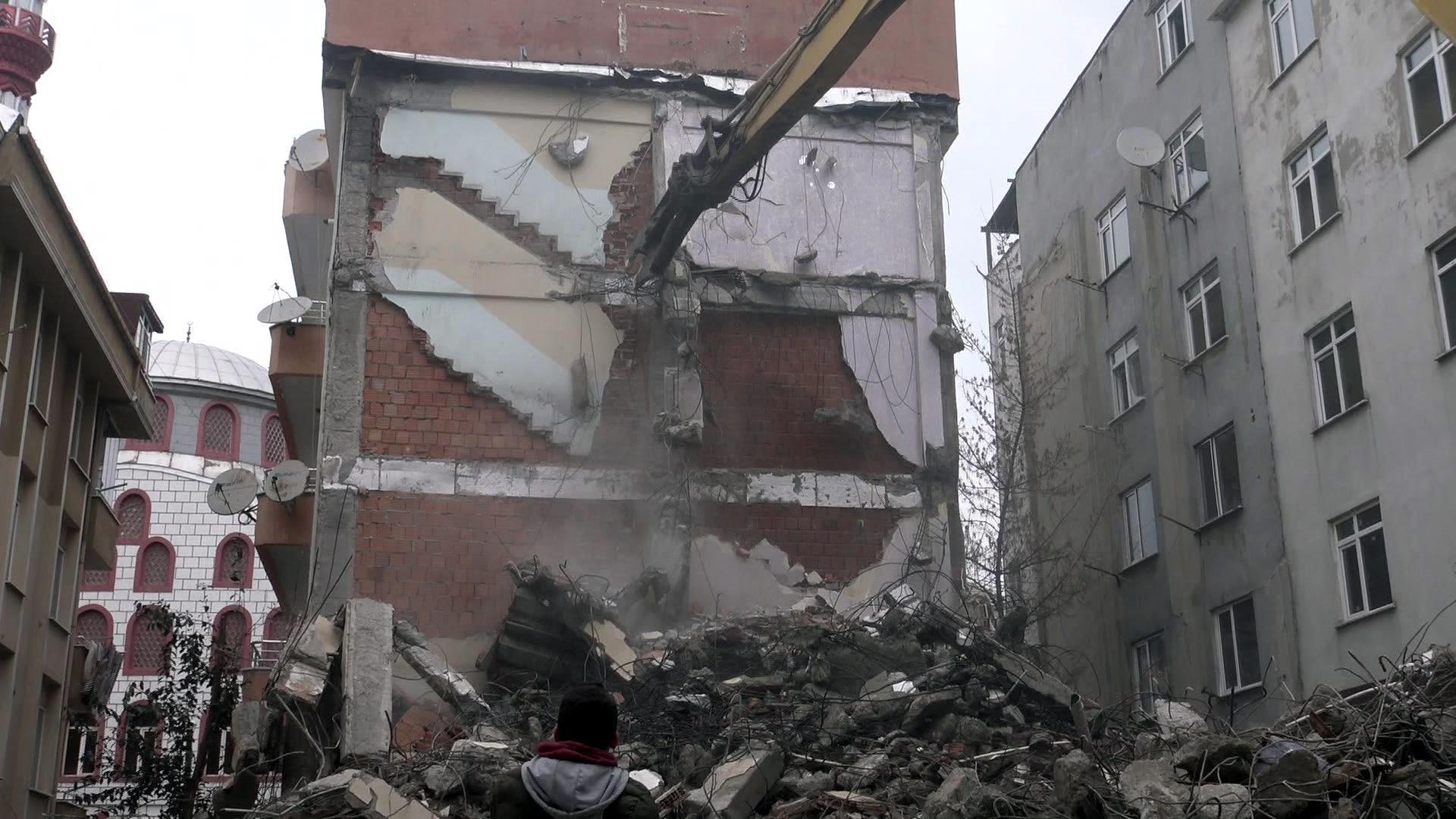 Avcılar’da ikizi kentsel dönüşüm kapsamında yıktırılan binanın kolonu çatladı