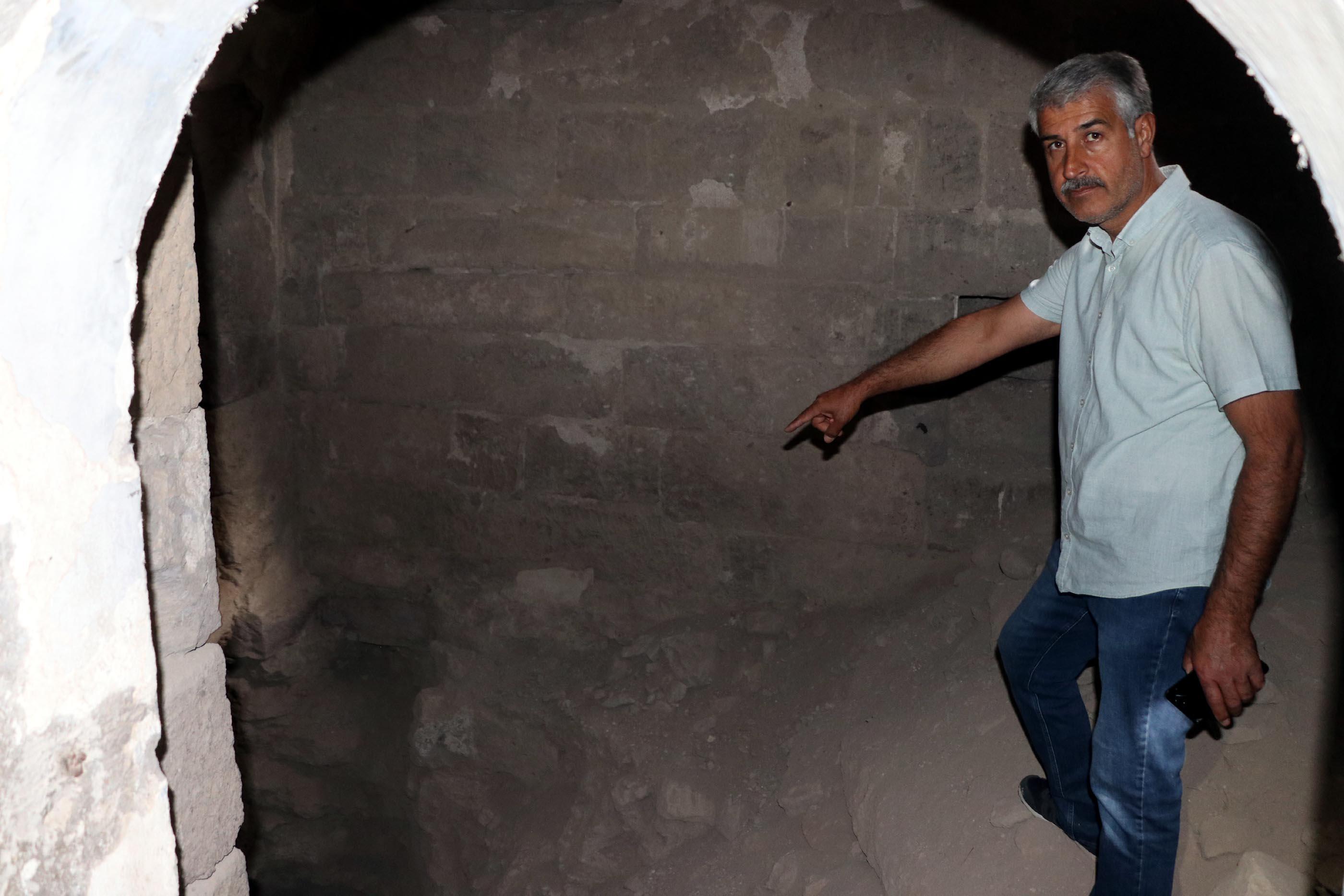 Kayseri’de defineciler, tarihi kiliseyi kazarak tahrip etti