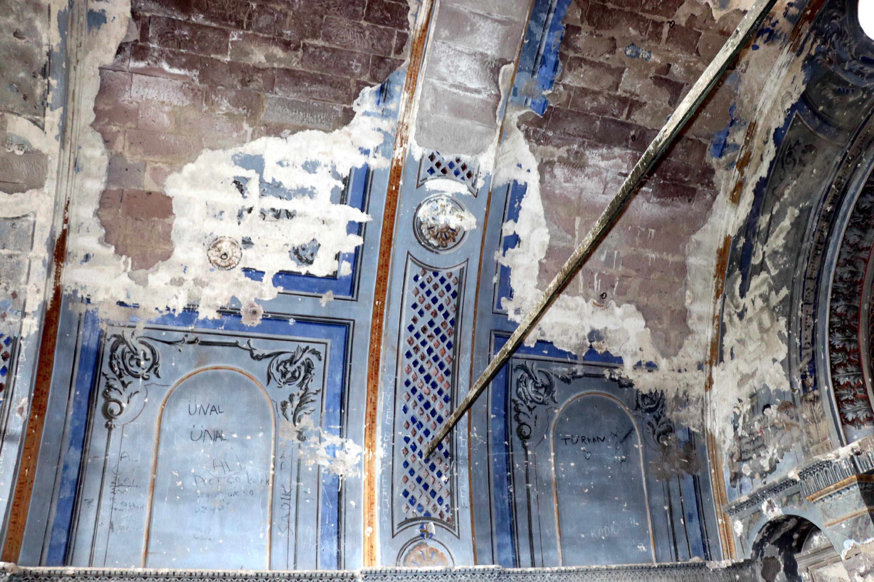 Kayseri’de defineciler, tarihi kiliseyi kazarak tahrip etti