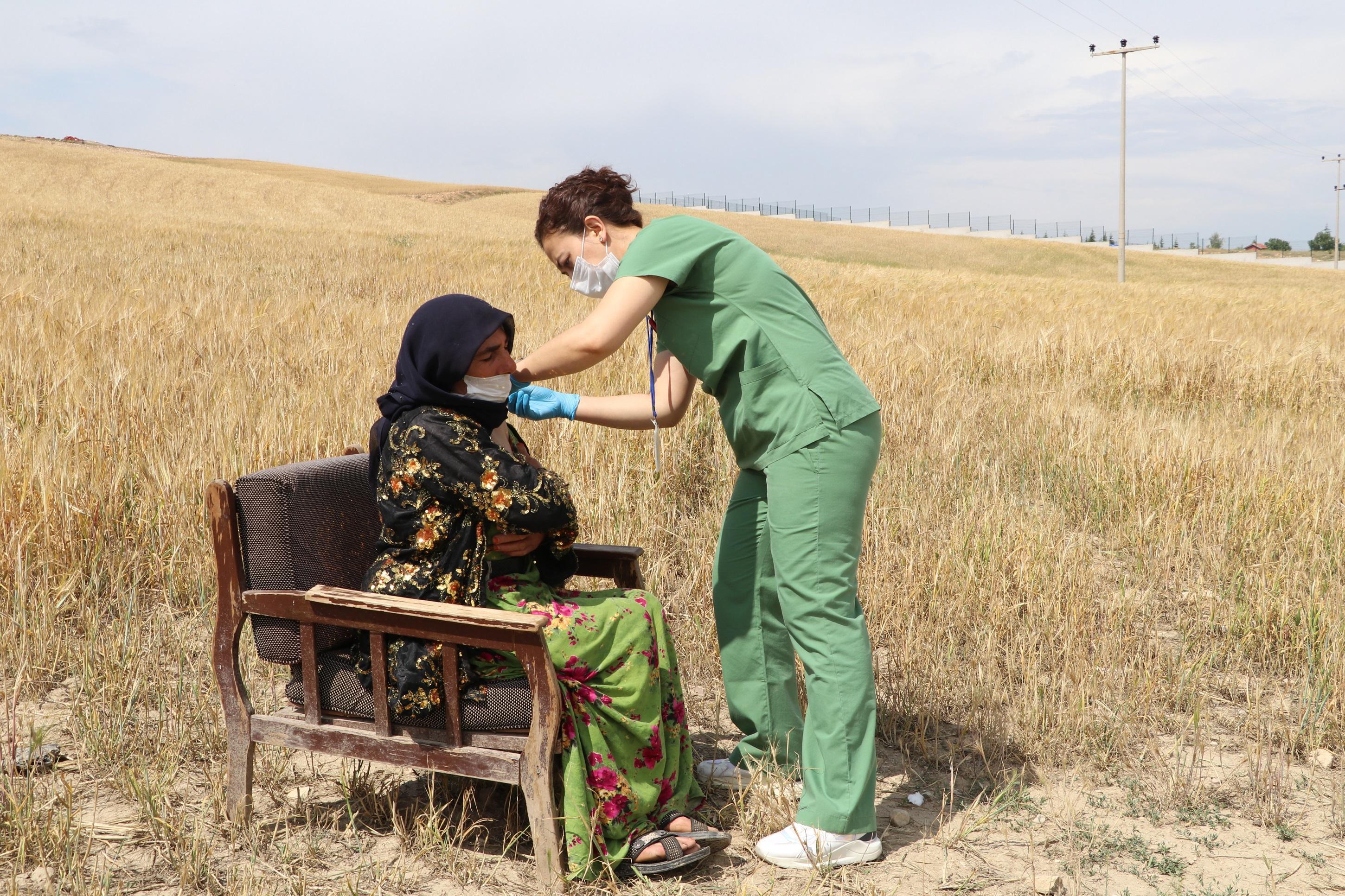 Ankarada tarım işçilerine tarlada aşı