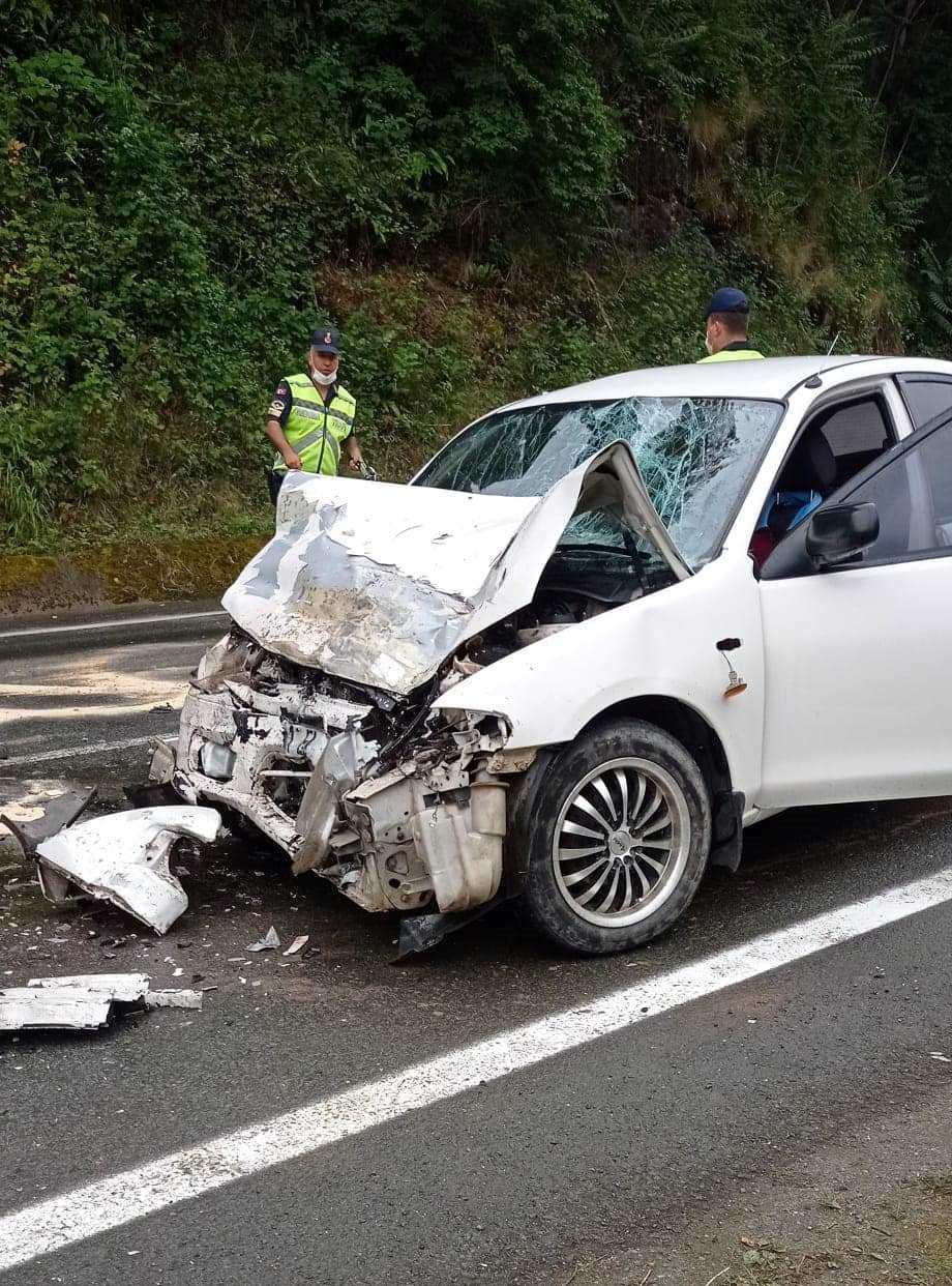 Trabzonda minibüsle çarpışan otomobildeki öğretmen öldü