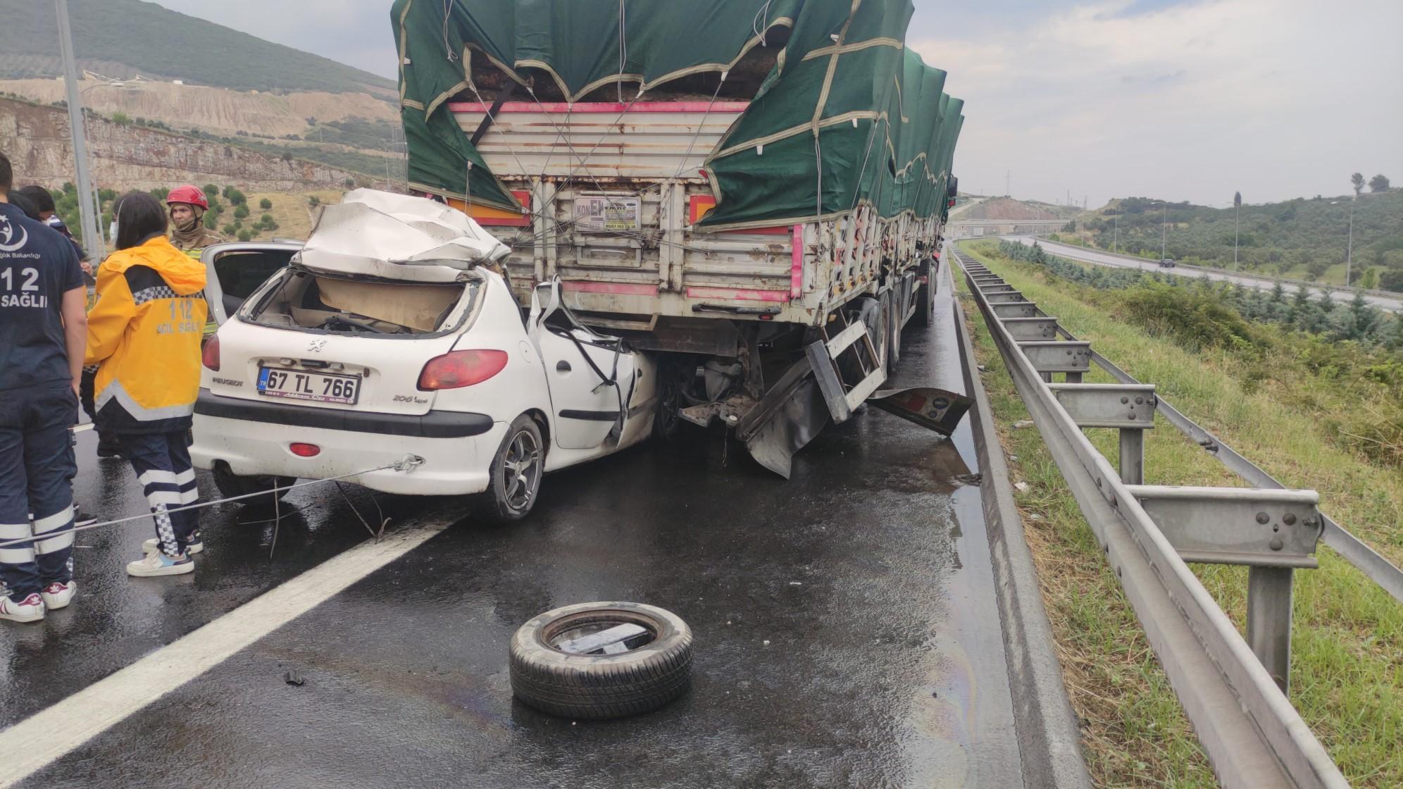 TIRa arkadan çarpan otomobilin sürücüsü öldü