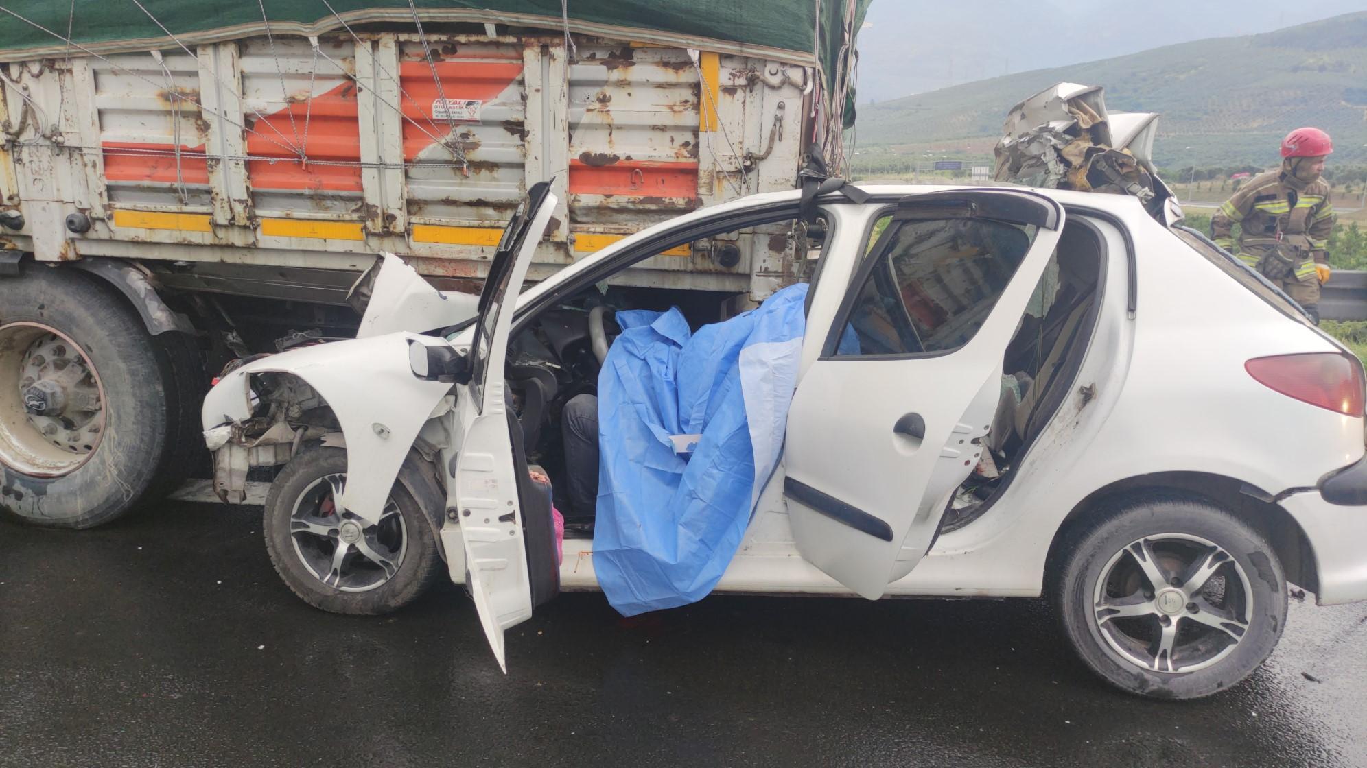 TIRa arkadan çarpan otomobilin sürücüsü öldü