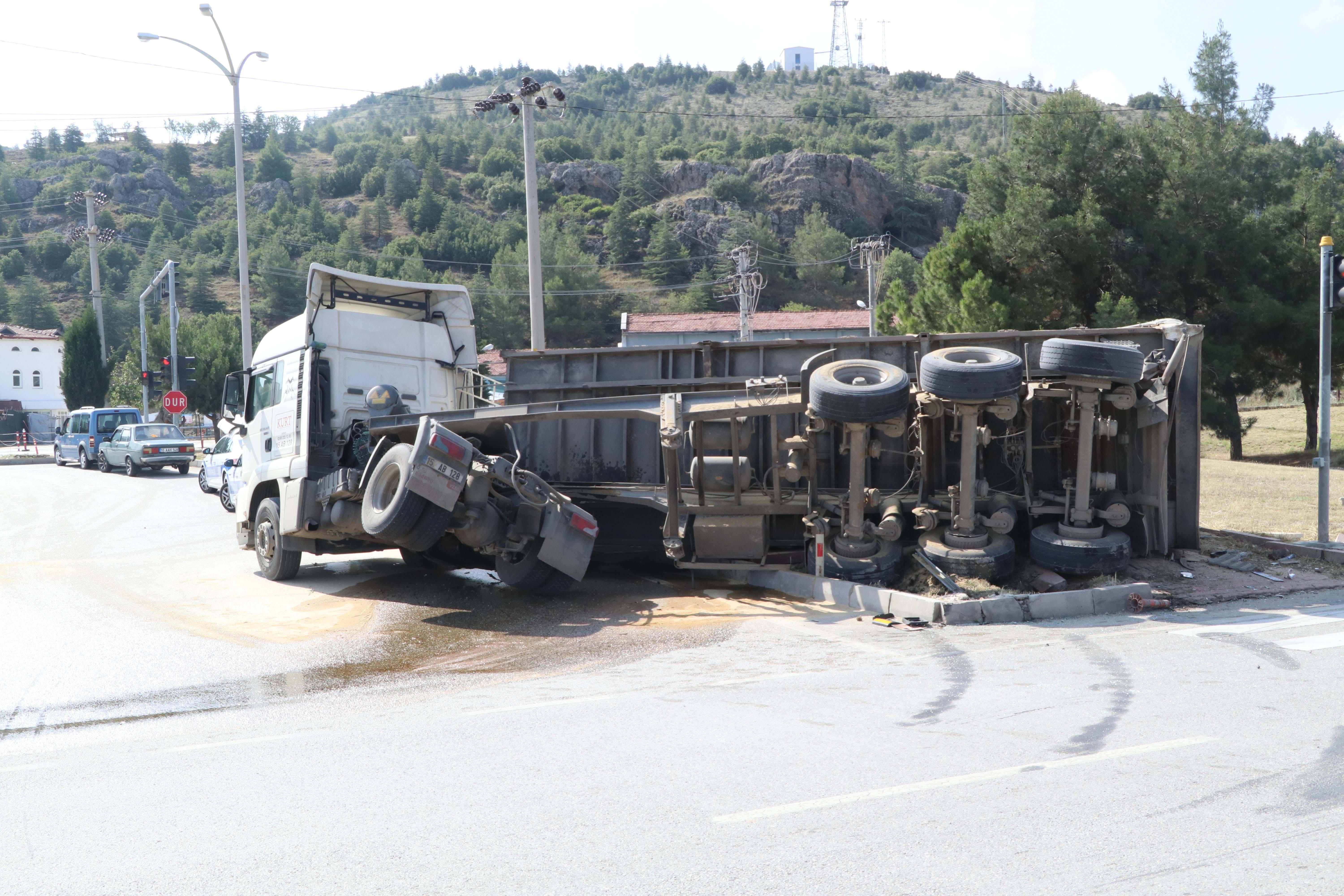 Kazada TIR şoförü kabininde sıkıştı; ekipler seferber oldu