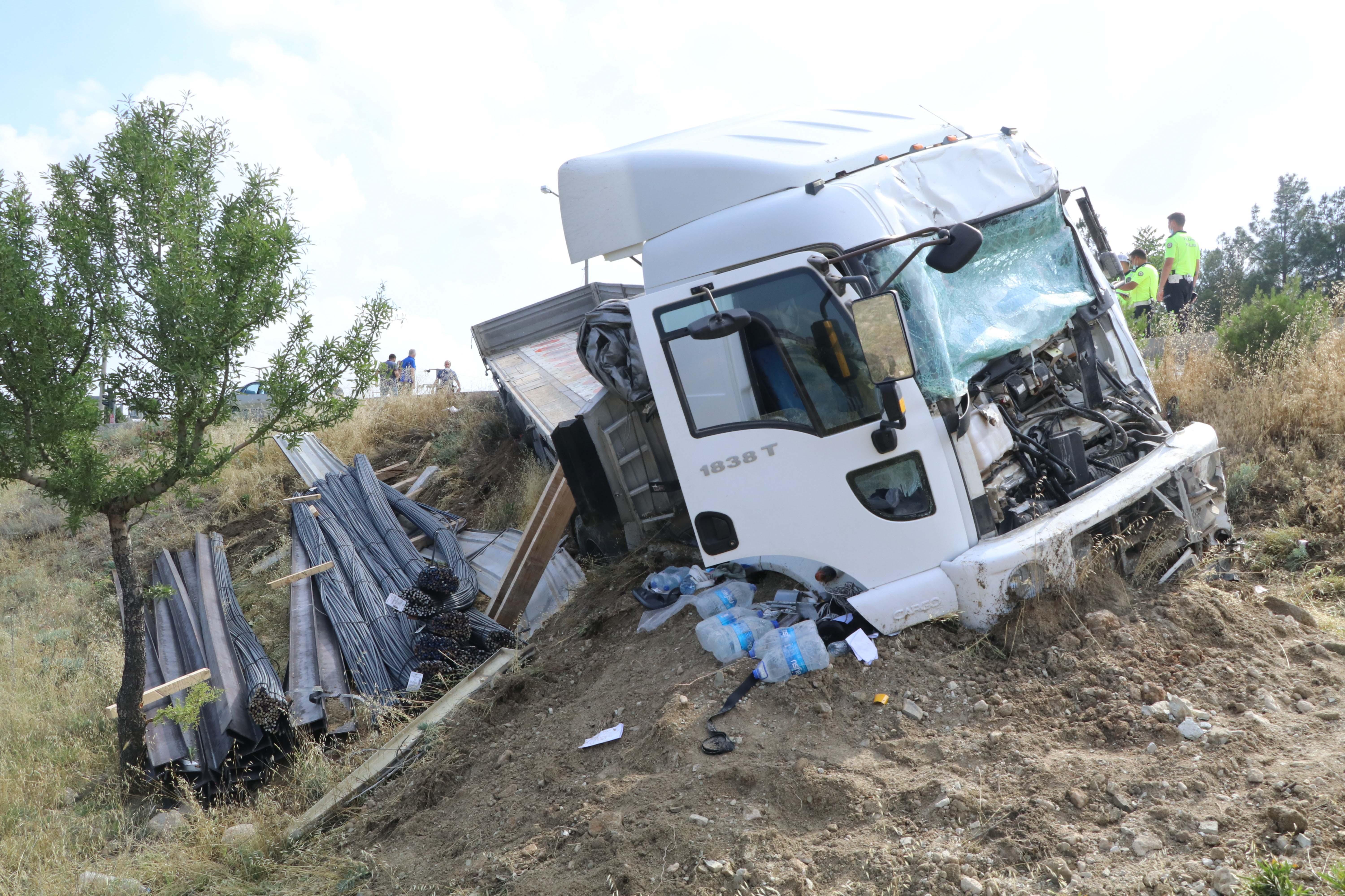 Kazada TIR şoförü kabininde sıkıştı; ekipler seferber oldu