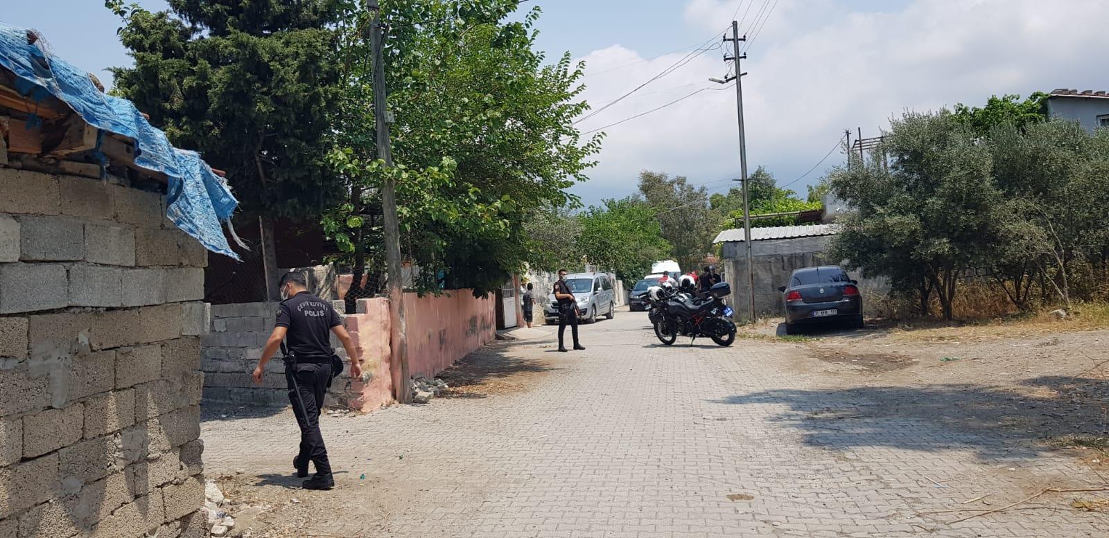 Ailesiyle kavga etti, müdahale eden polisi bıçakladı