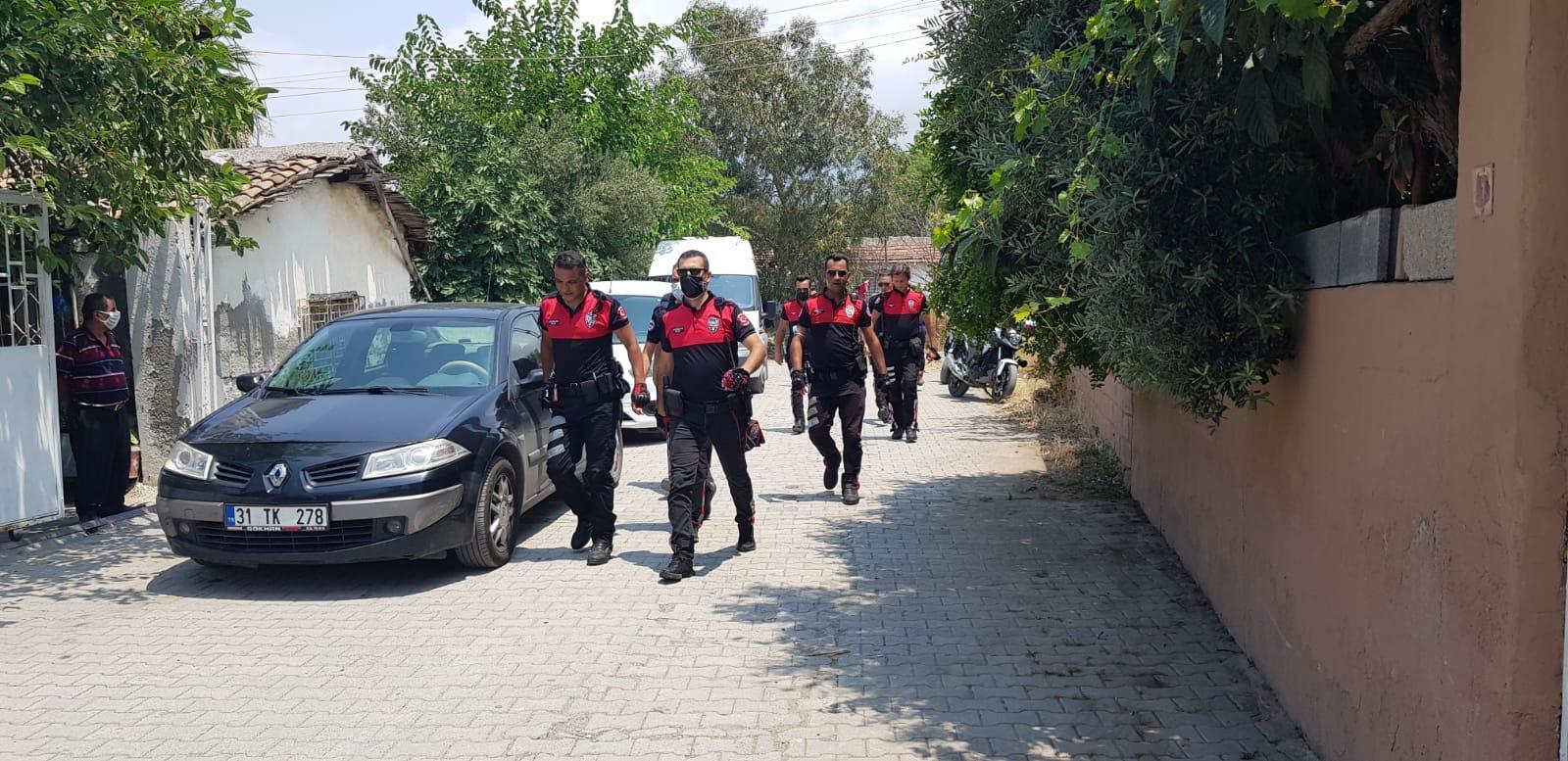 Ailesiyle kavga etti, müdahale eden polisi bıçakladı
