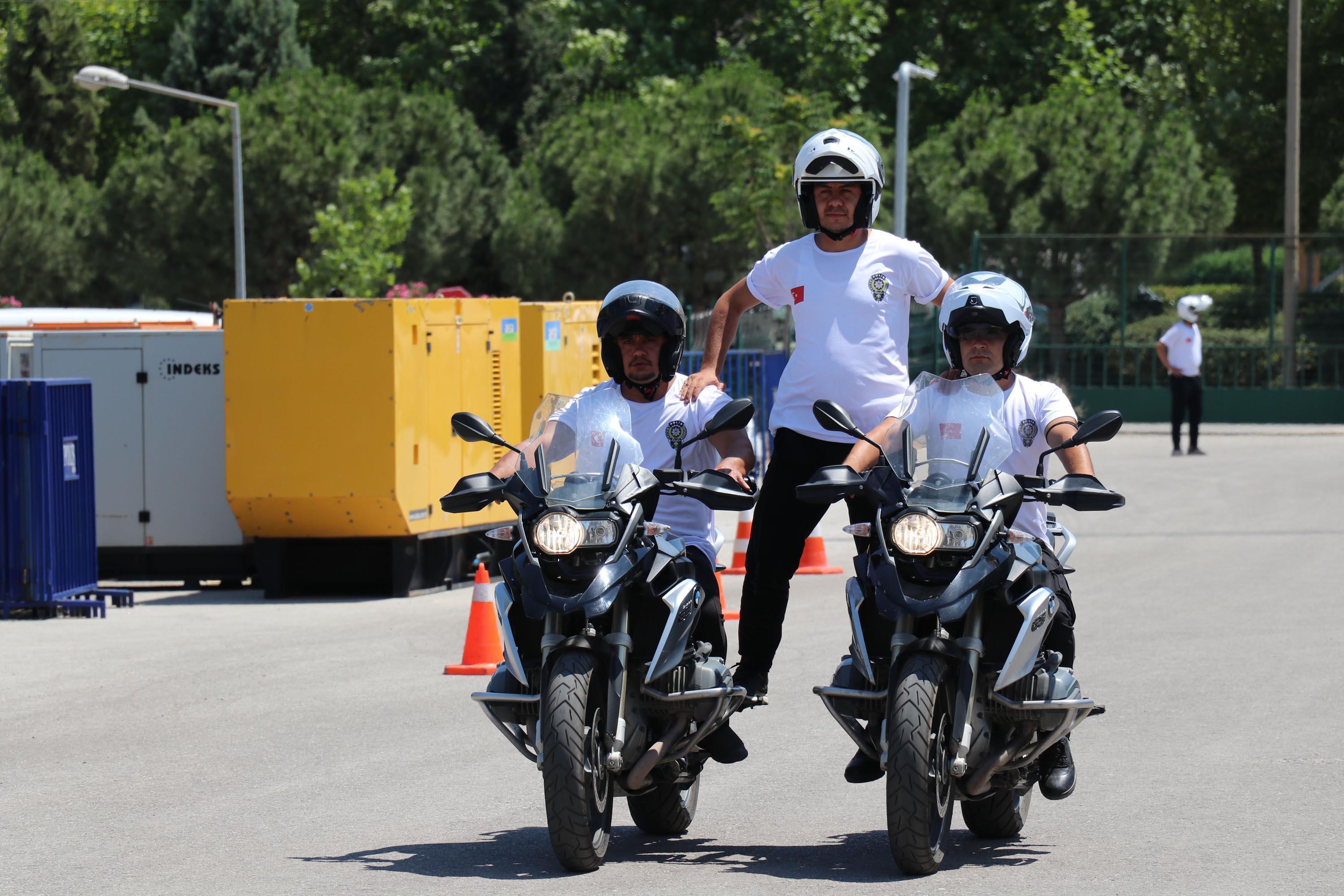 Motosikletli polisler önce sertifika aldı, sonra gösteri yaptı