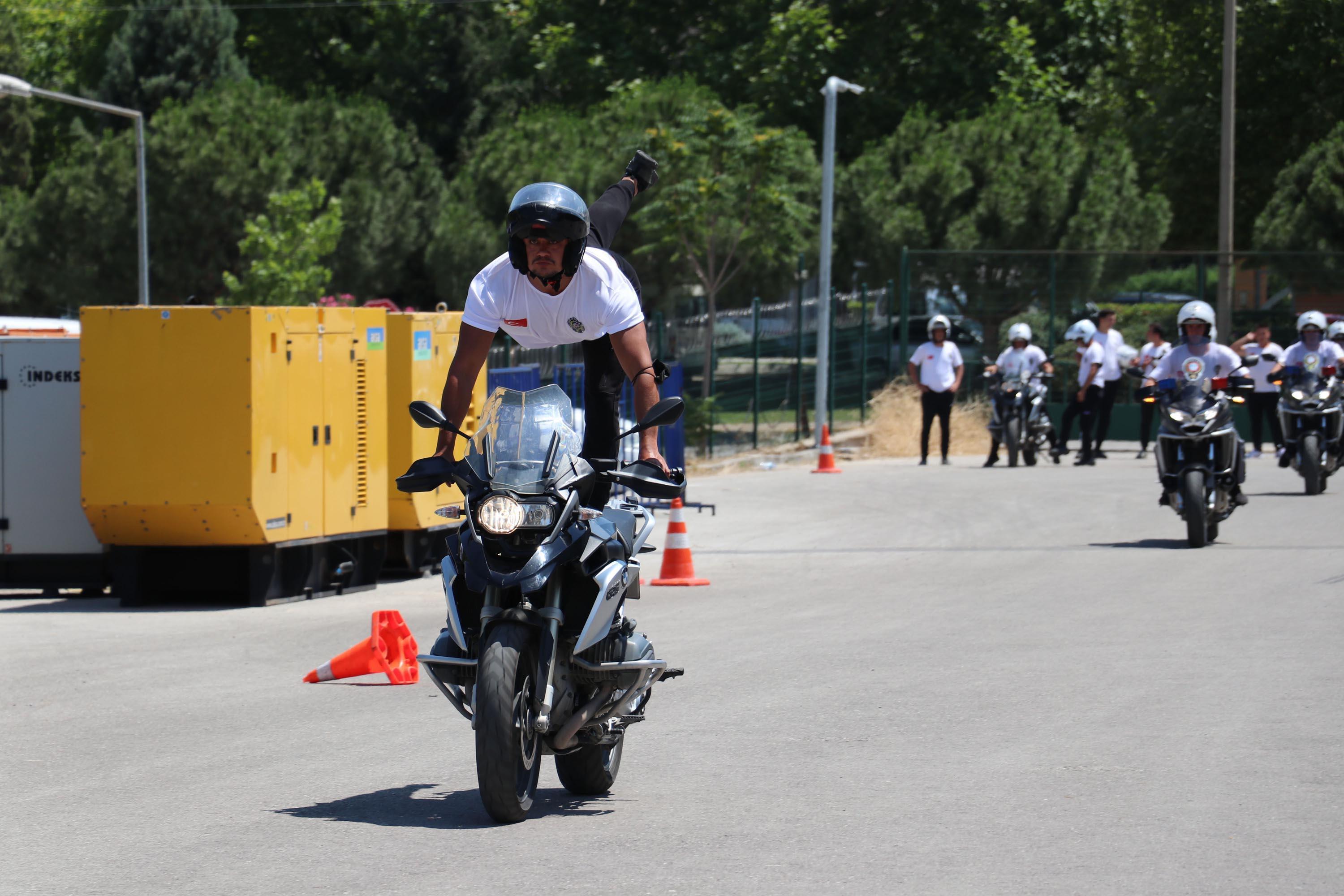 Motosikletli polisler önce sertifika aldı, sonra gösteri yaptı