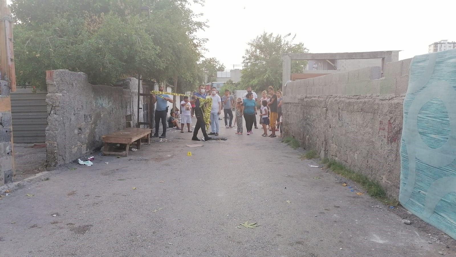 Adanada husumetli iki grup sokak ortasında çatıştı: 1 ölü, 6 yaralı