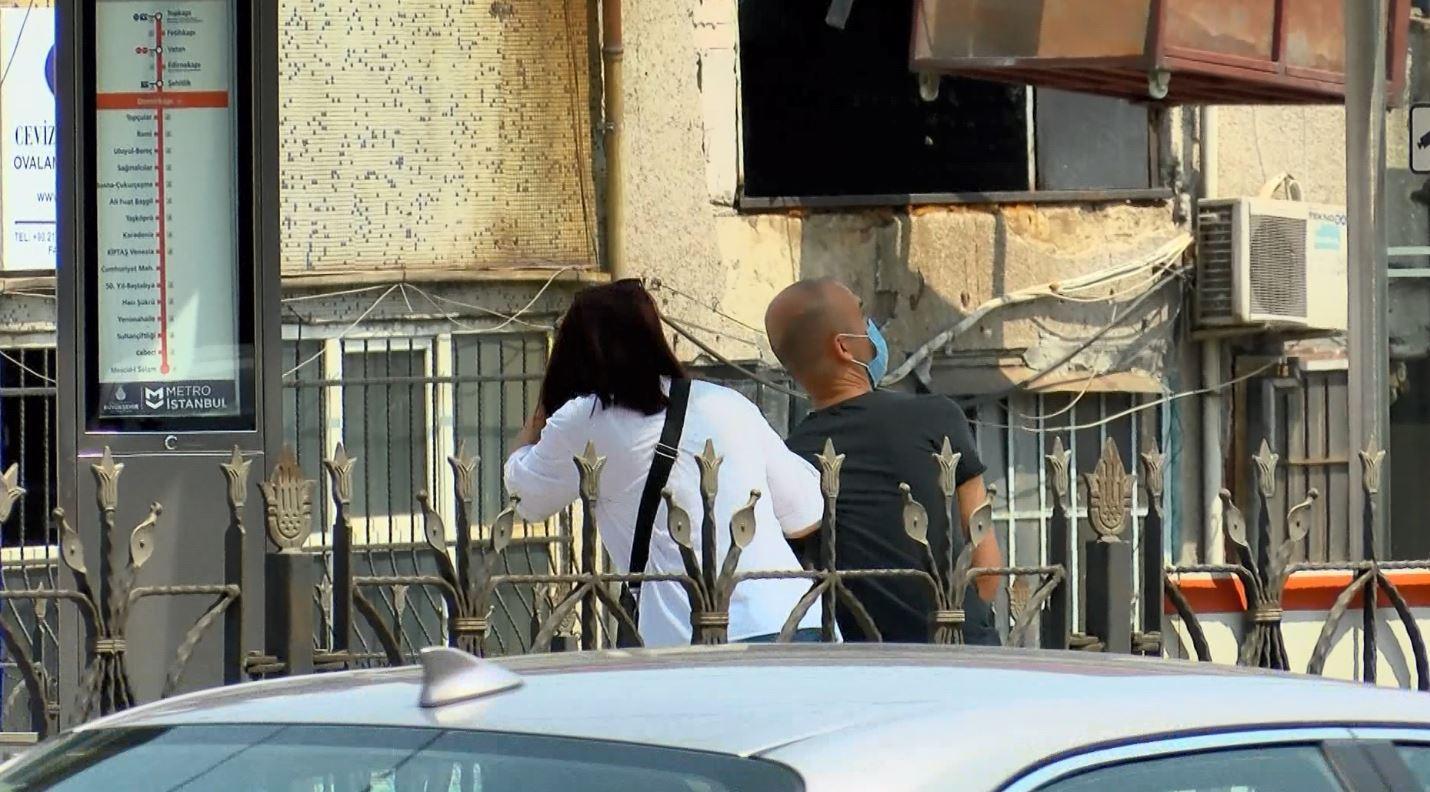 Demirkapı Tramvay Durağına arılar yuva yaptı yolcular kaçıştı